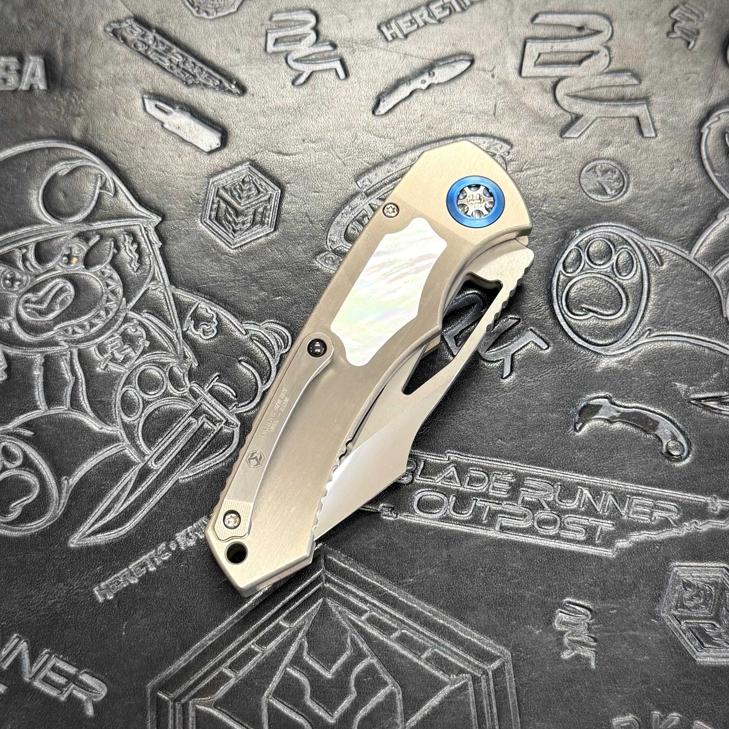 Heretic Pariah Manual Custom - Single Edge Mirror Polish - Hefted
Titanium Chassis w/ Mother of Pearl inlays & Mother of Pearl button inlay - Blue Ti pivot collars
S/N: 017