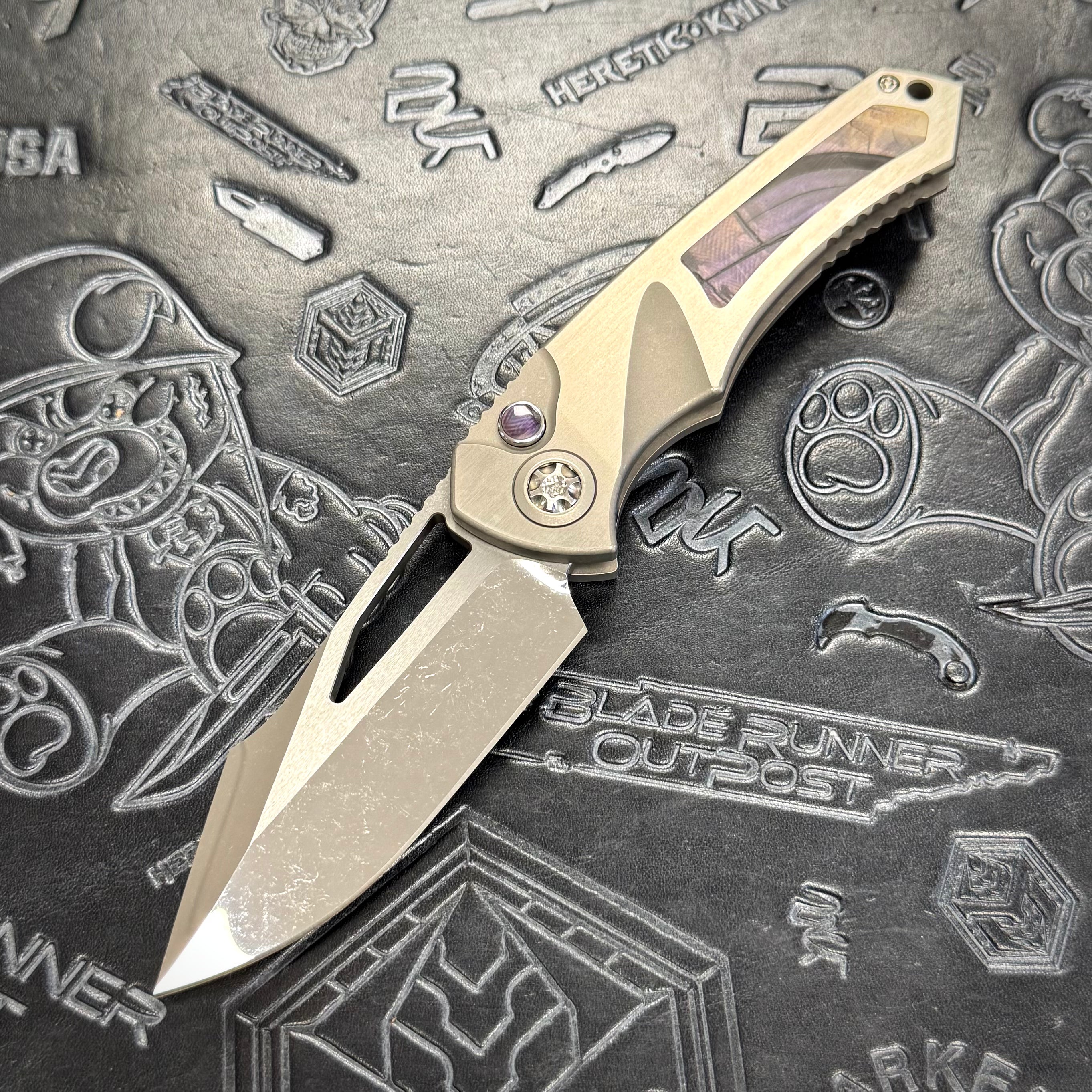 Heretic Pariah Manual Custom - Single Cracked Ice - Hefted
Titanium Chassis w/ Purple
Mammoth Inlays & Purple Mammoth button inlay S/N: 003
