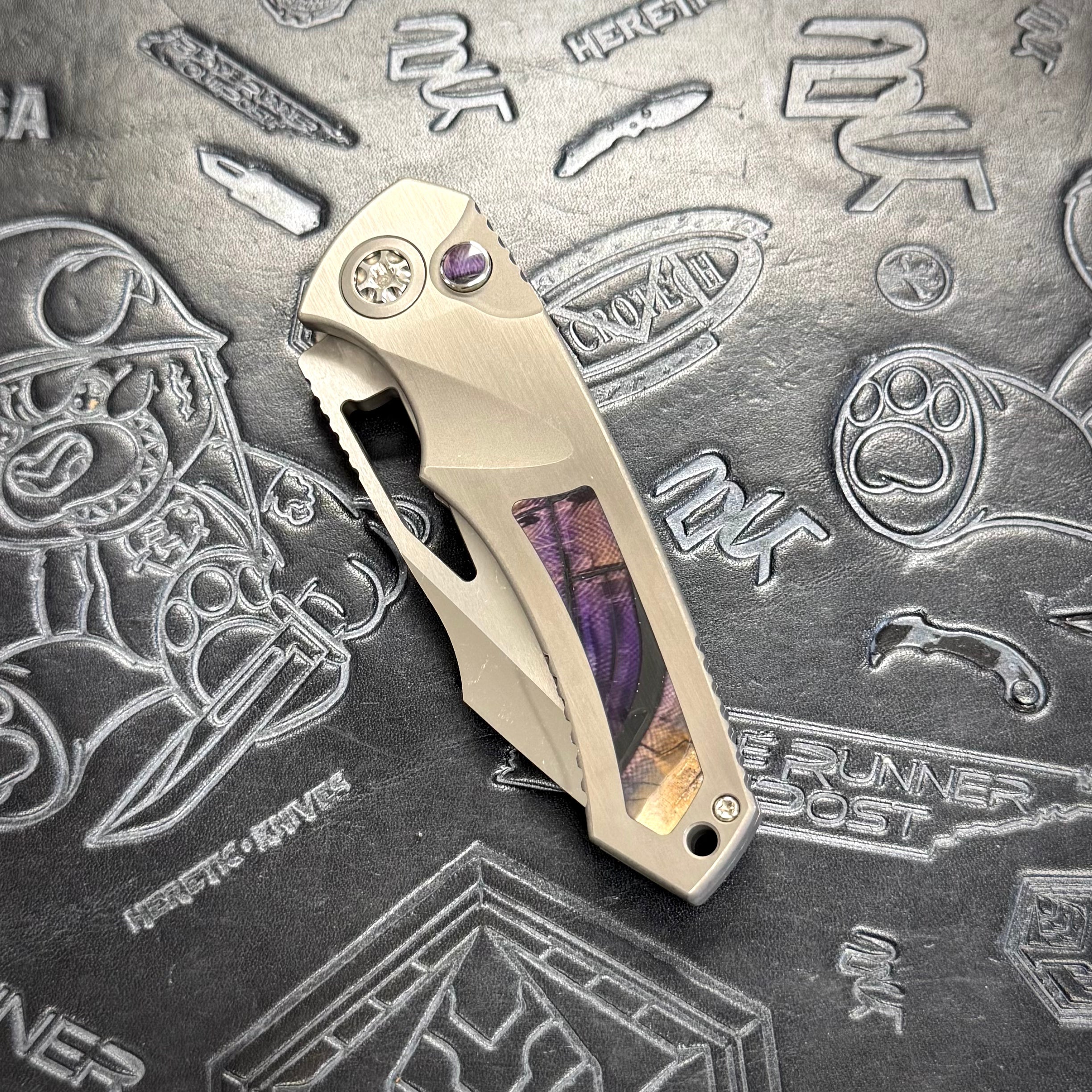 Heretic Pariah Manual Custom - Single Cracked Ice - Hefted
Titanium Chassis w/ Purple
Mammoth Inlays & Purple Mammoth button inlay S/N: 003