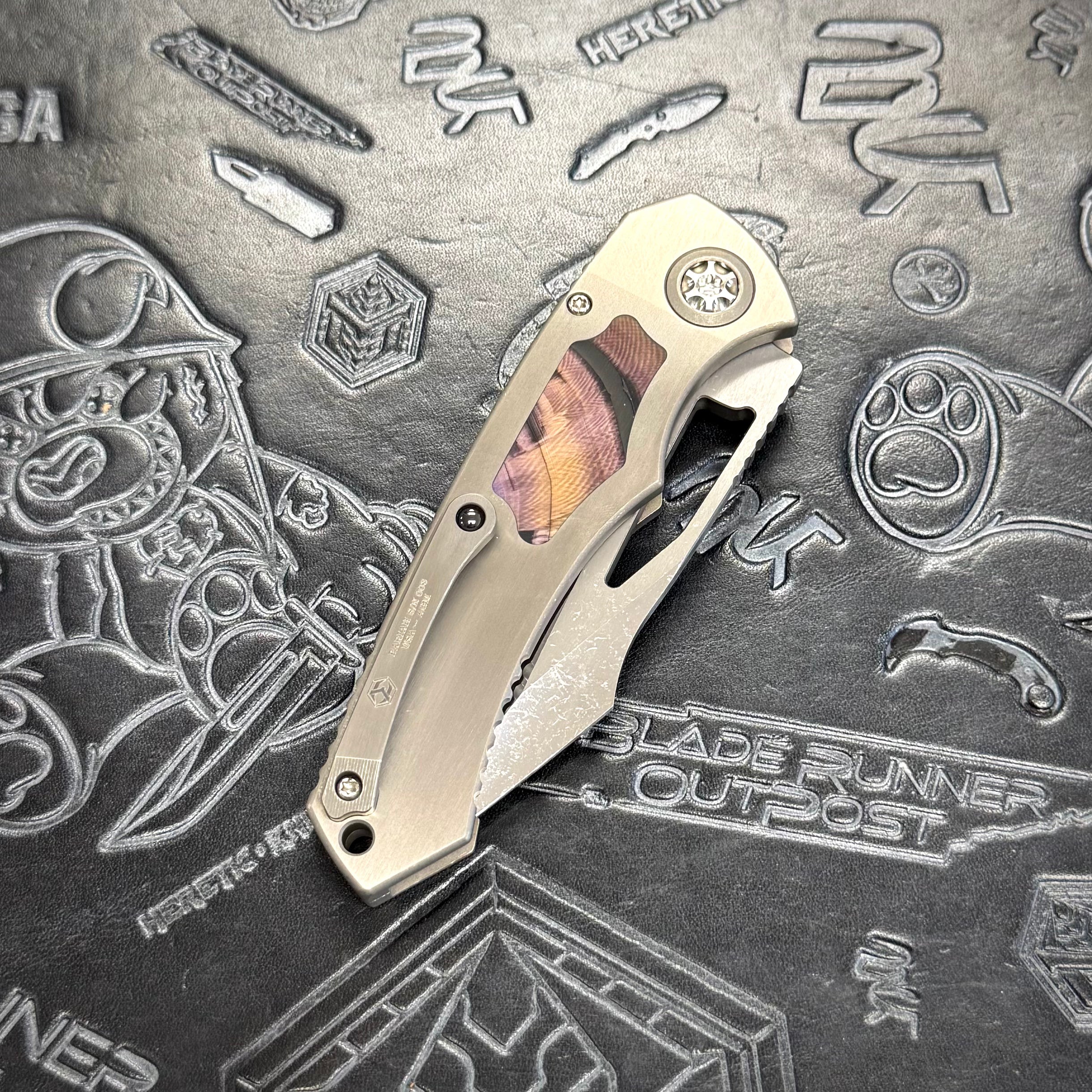 Heretic Pariah Manual Custom - Single Cracked Ice - Hefted
Titanium Chassis w/ Purple
Mammoth Inlays & Purple Mammoth button inlay S/N: 003