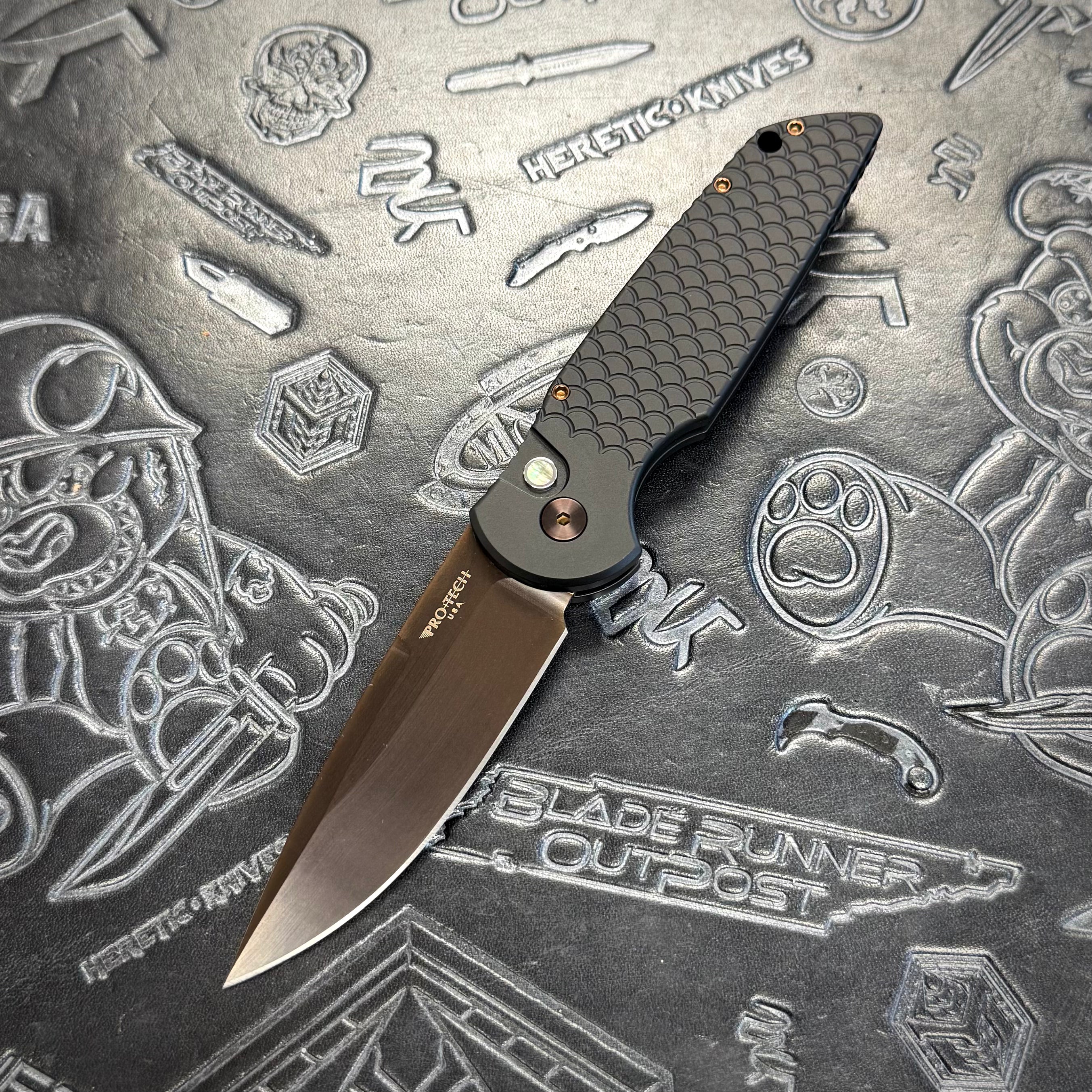 Protech TR-3 BSA25.TR-3.1 - Black Fishscale handle w/ Black Lip Pearl button inlay - Antique PVD Magnacut
