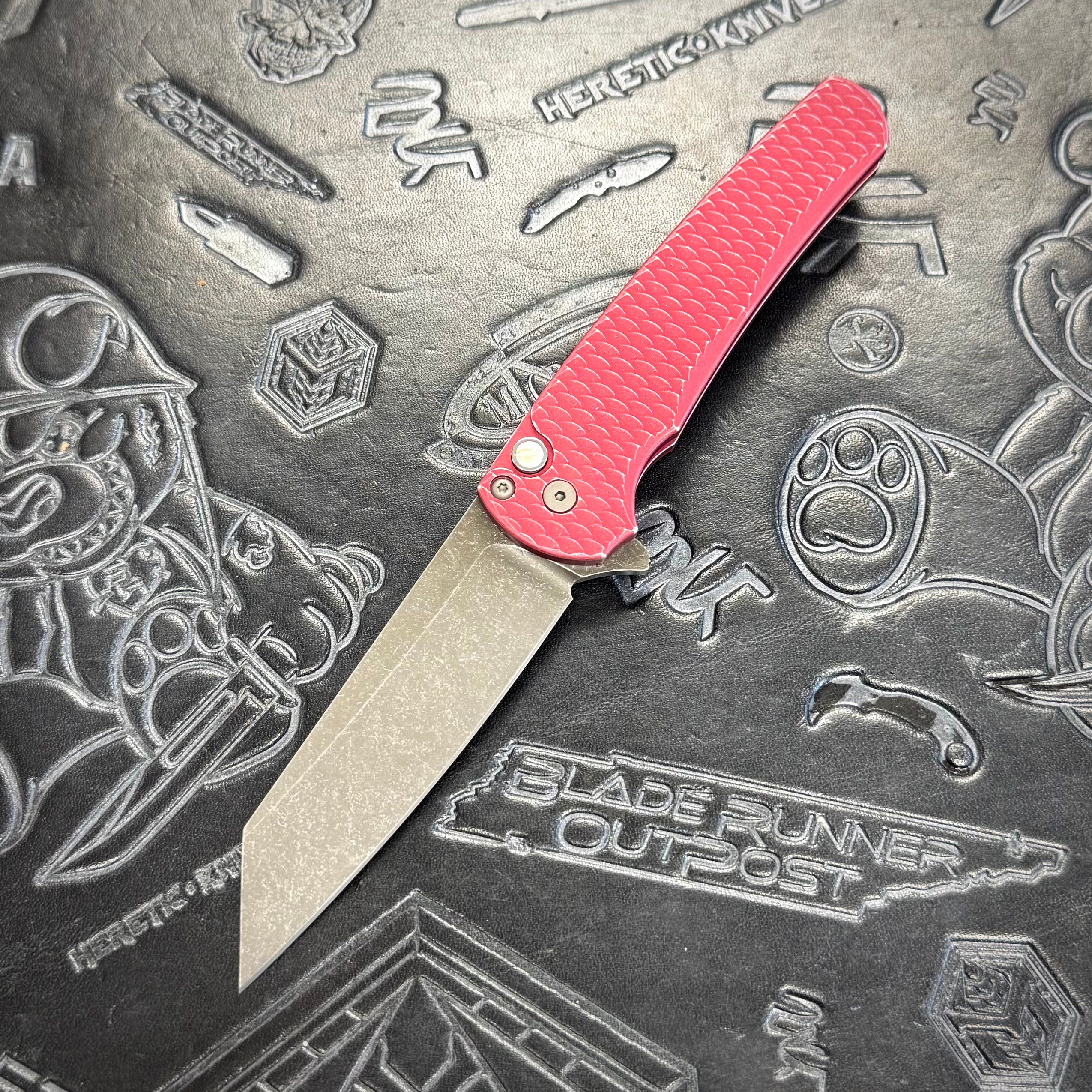 Pro-Tech Malibu BSA25.Malibu.1 - Battleworn Red Dragon Scale handles w/ Black Lip Pearl button inlay - Acidwash Magnacut Reverse Tanto