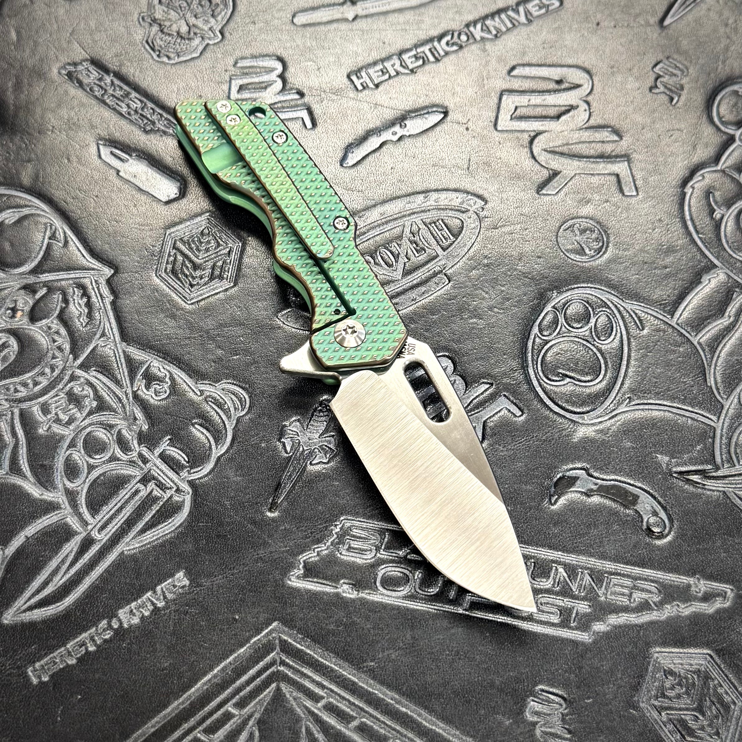 Attn2Detail Mercantile Mk.1 Small Custom Shop - Drop Point Rising Grind - Shipwreck Ano Barbell Texture - Satin Magnacut