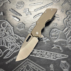 Attn2Detail Mercantile Mk.1 Medium Custom Shop - Drop Point Rising Grind - Antique Bronze Ano Double Divot - Satin Magnacut