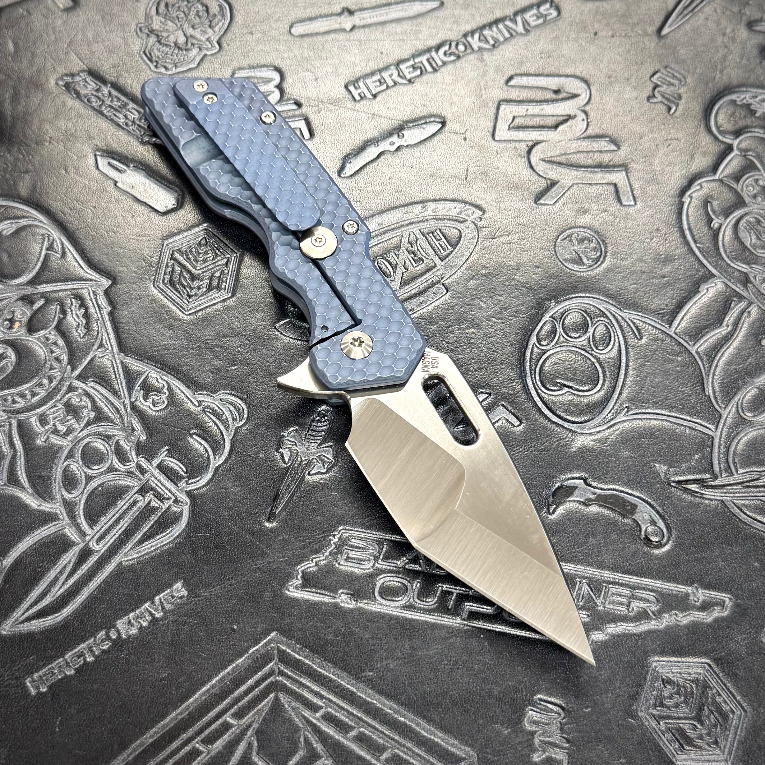 Attn2Detail Mercantile Mk.1 Medium Custom Shop - Hissatsu Compound Grind - Blue Ano Double Divot - Satin Magnacut