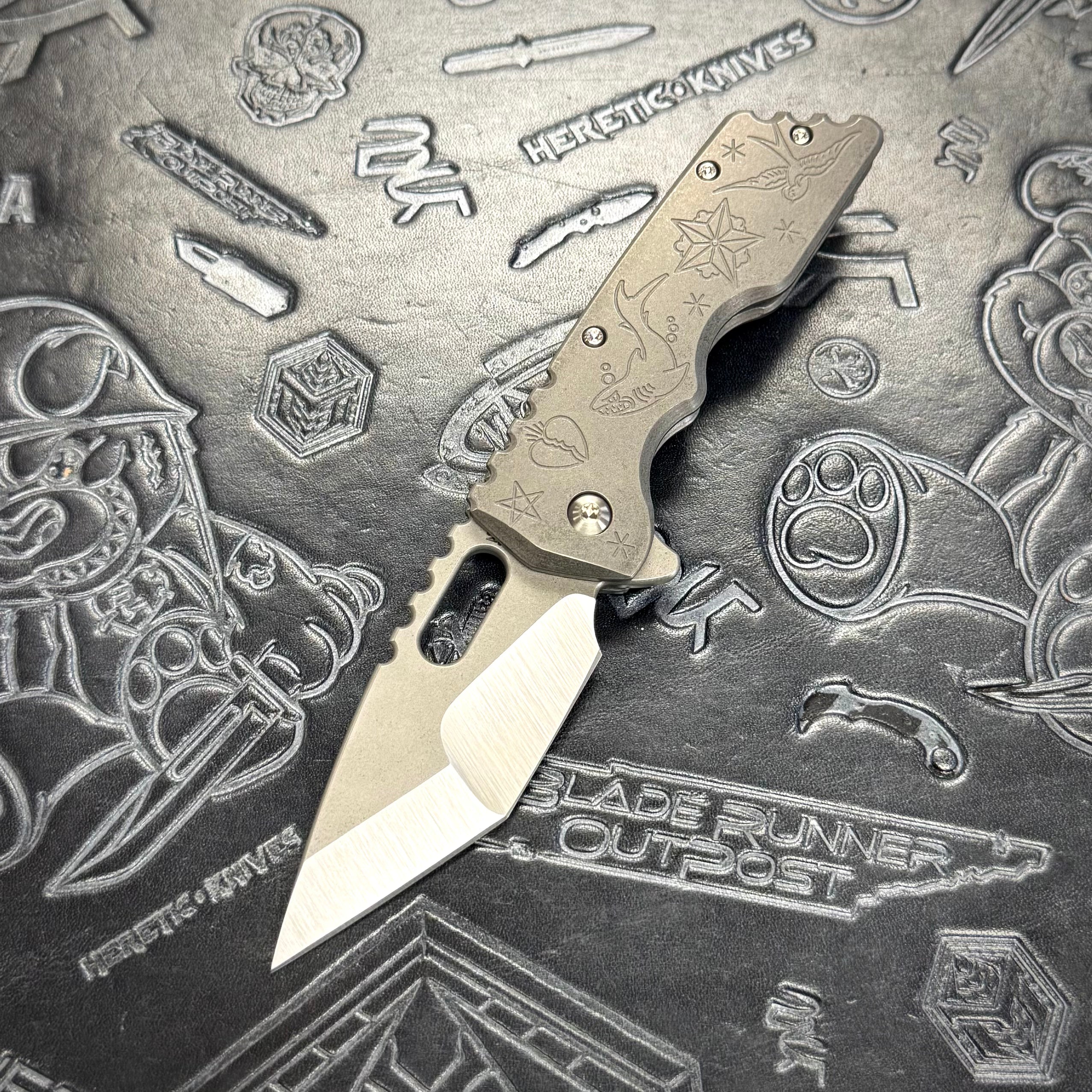 Attn2Detail Mercantile Mk.2 Medium Custom Shop - Hissatsu Compound Grind - Stonewash Contoured Sailor Jerry - Satin Magnacut