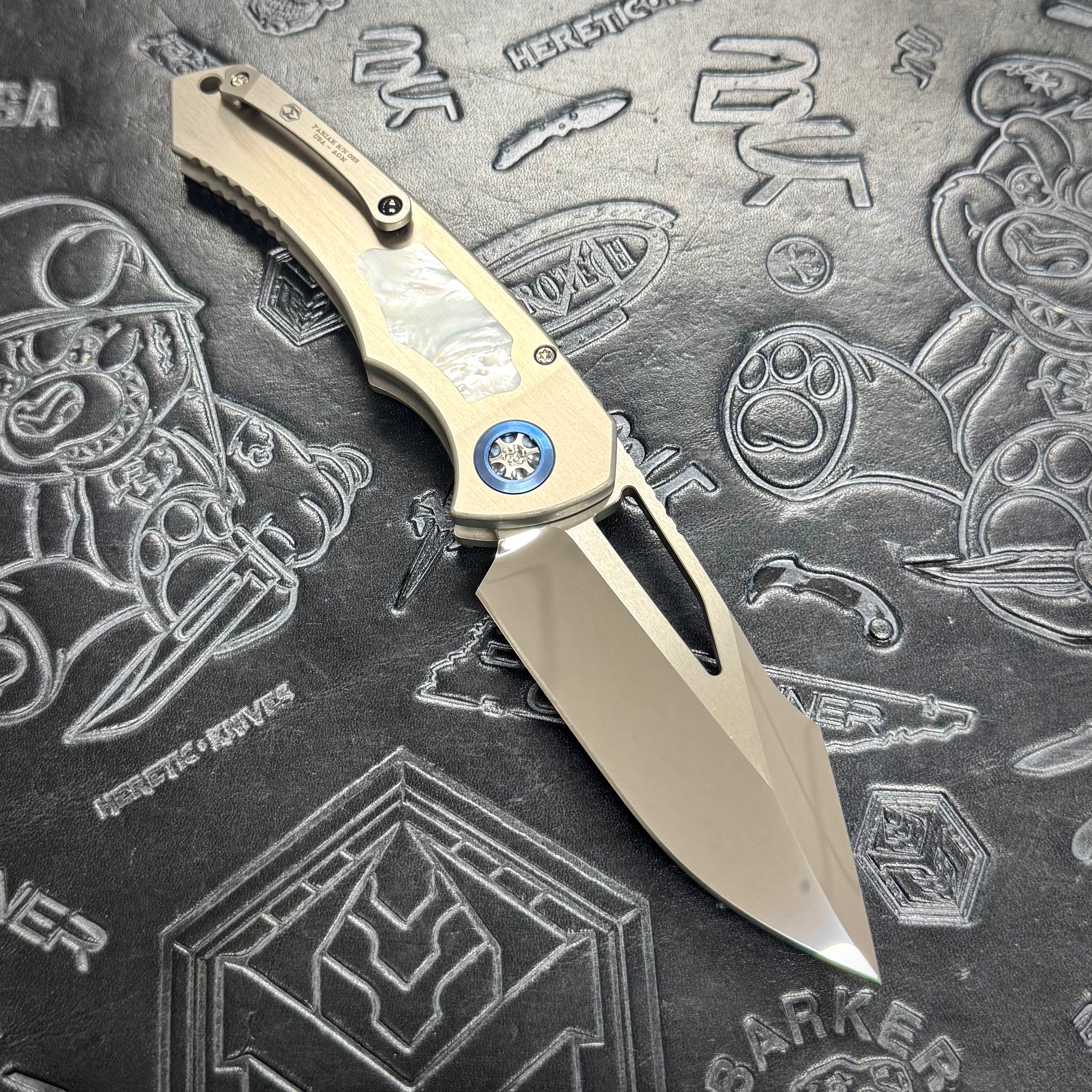 Heretic Pariah Manual Custom - Single Edge Mirror Polish - Hefted Titanium Chassis w/ Mother of Pearl inlays & Mother of Pearl button inlay - Blue Ti pivot collars
S/N: 022