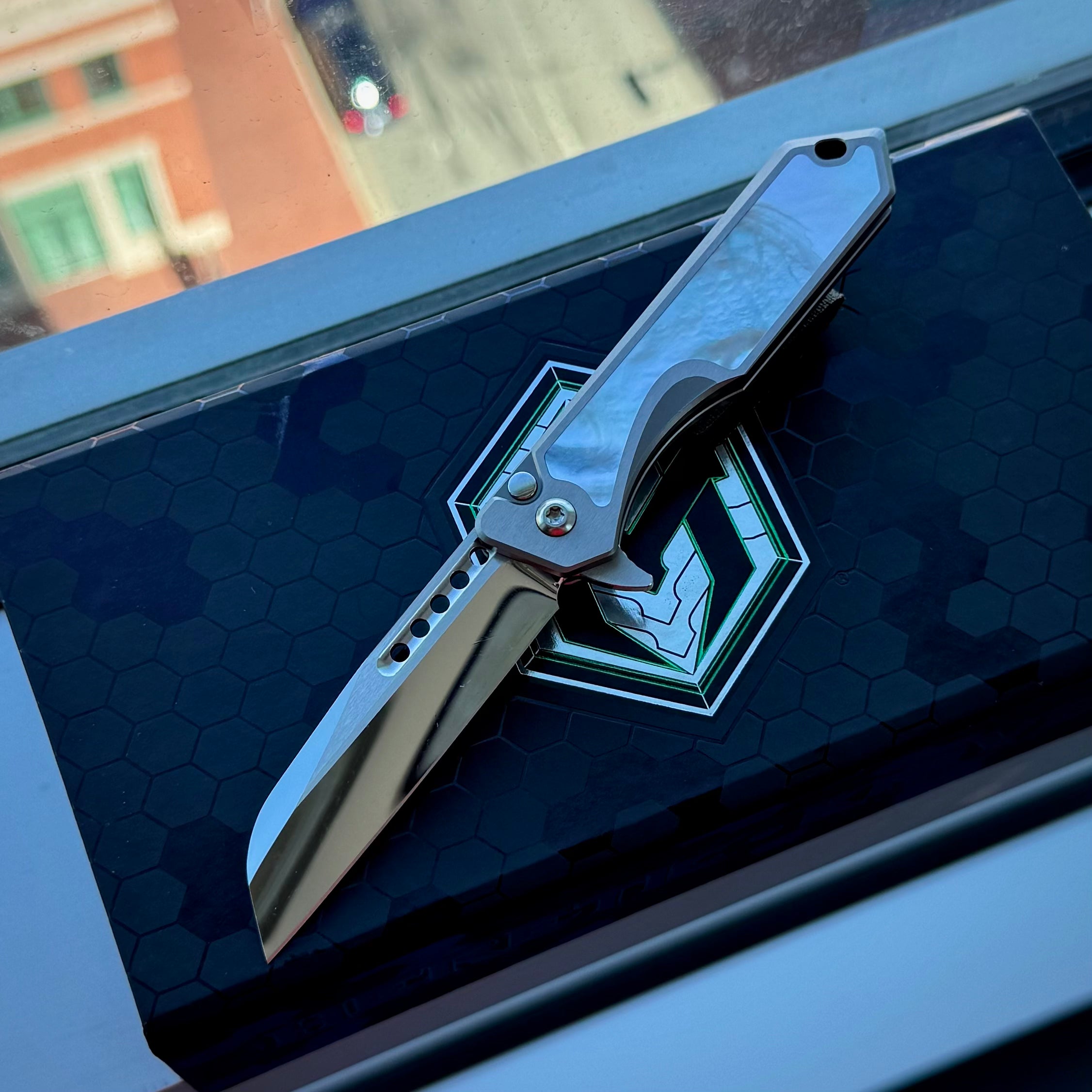 Heretic Jinn Manual Custom - Cracked Ice M390 - Hefted Titanium Chassis w/ Mother Of Pearl inlays