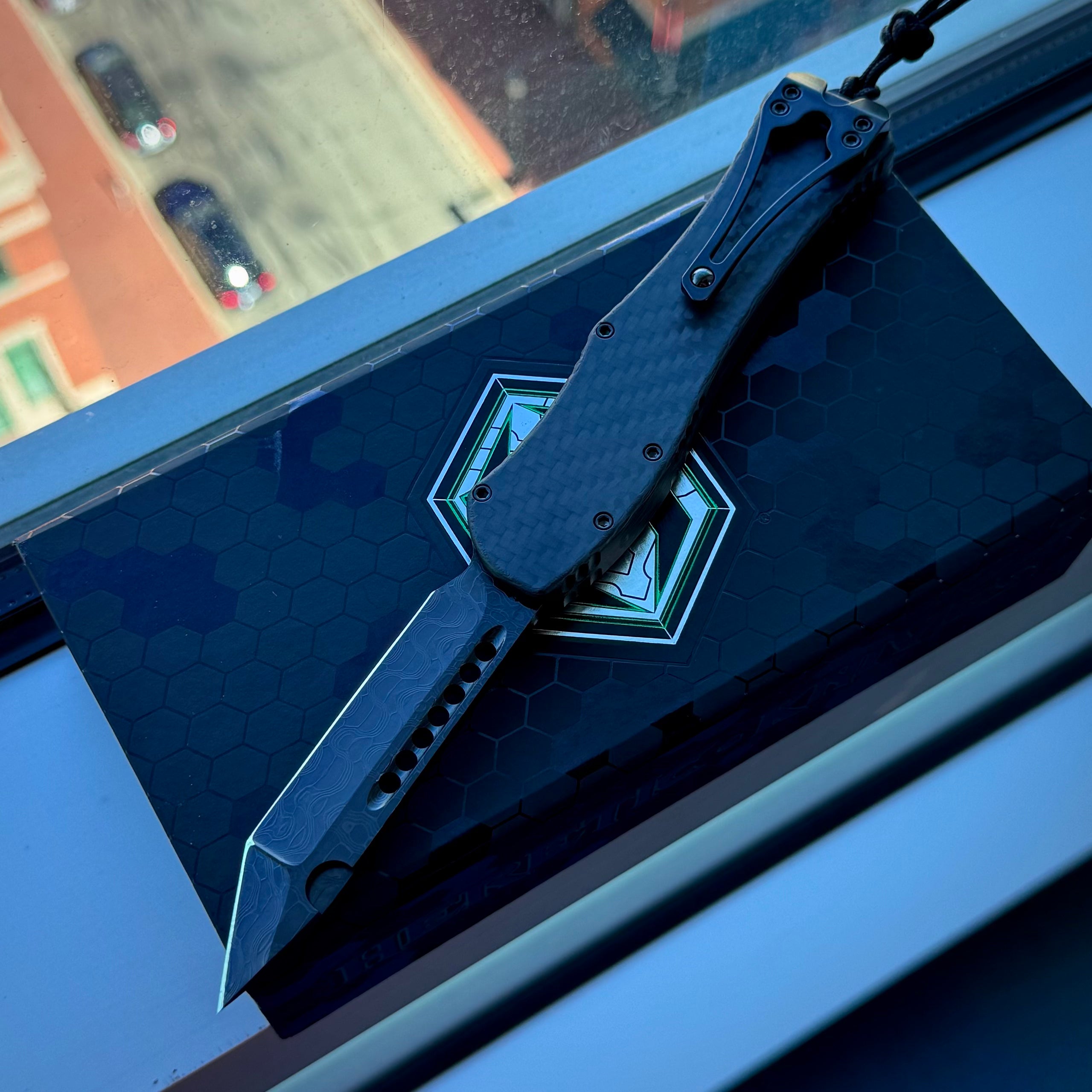 Heretic Hydra V4 Tanto Custom - DLC Vegas Forge Reptilian Damascus - Carbon Fiber Chassis w/ DLC Accents & Hardware