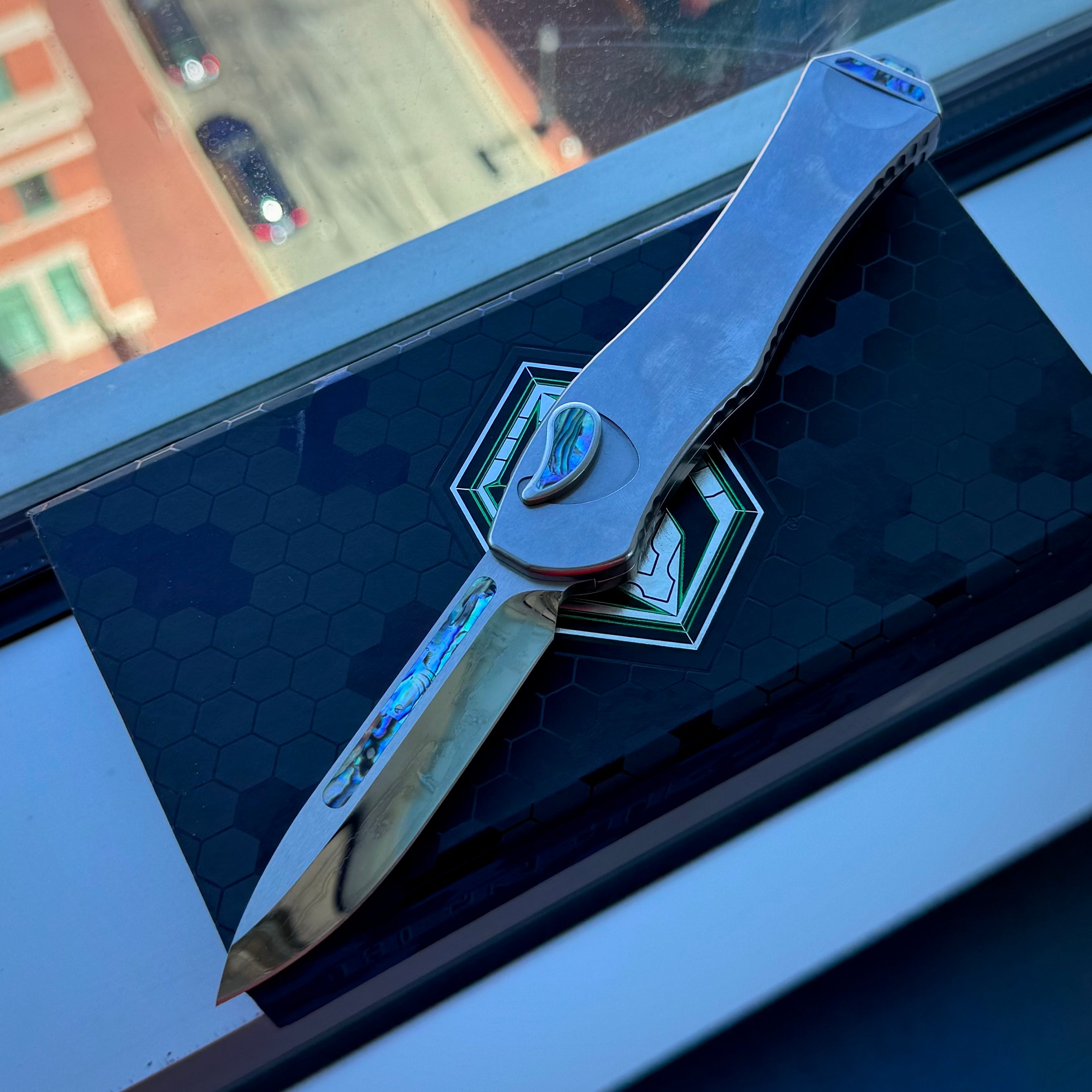 Heretic Hydra V4 Single Edge Custom - Cracked Ice M390 - Tumbled Stainless Steel Chassis w/ Abalone Inlays