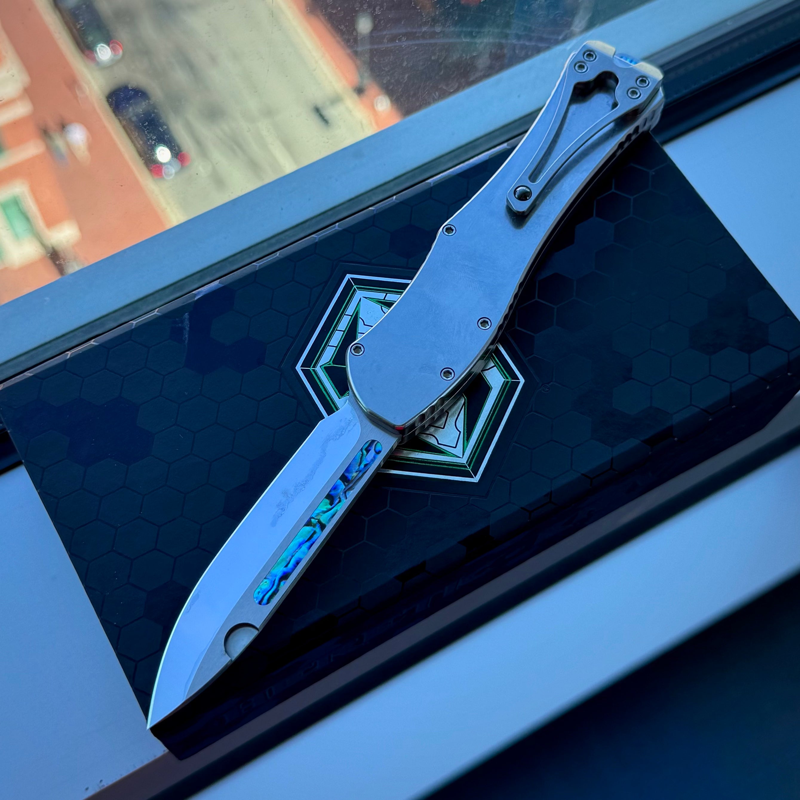 Heretic Hydra V4 Single Edge Custom - Cracked Ice M390 - Tumbled Stainless Steel Chassis w/ Abalone Inlays