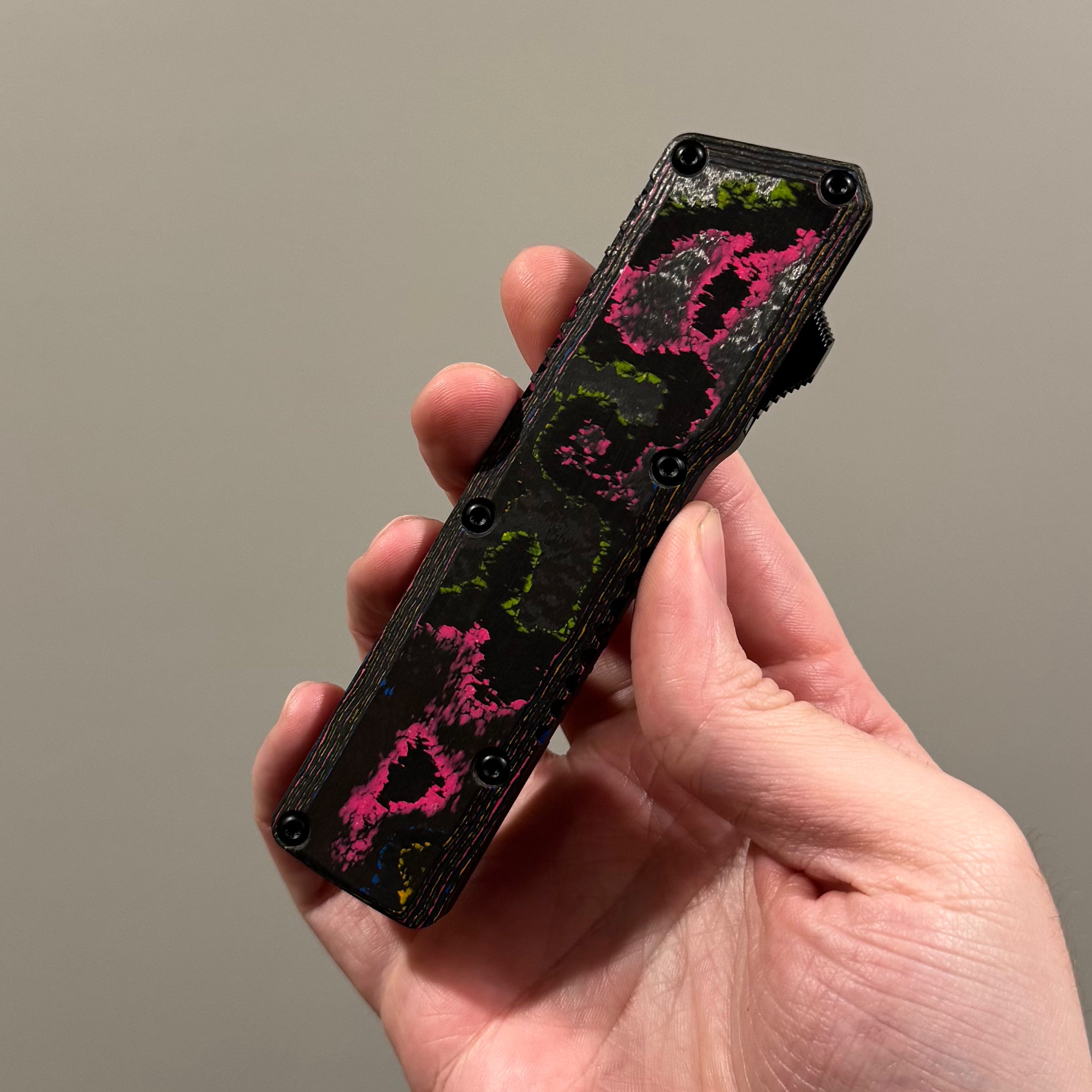 Chaves Dissident - 80s Camo Carbon Top - Black Aluminum Chassis - Stonewash Tanto