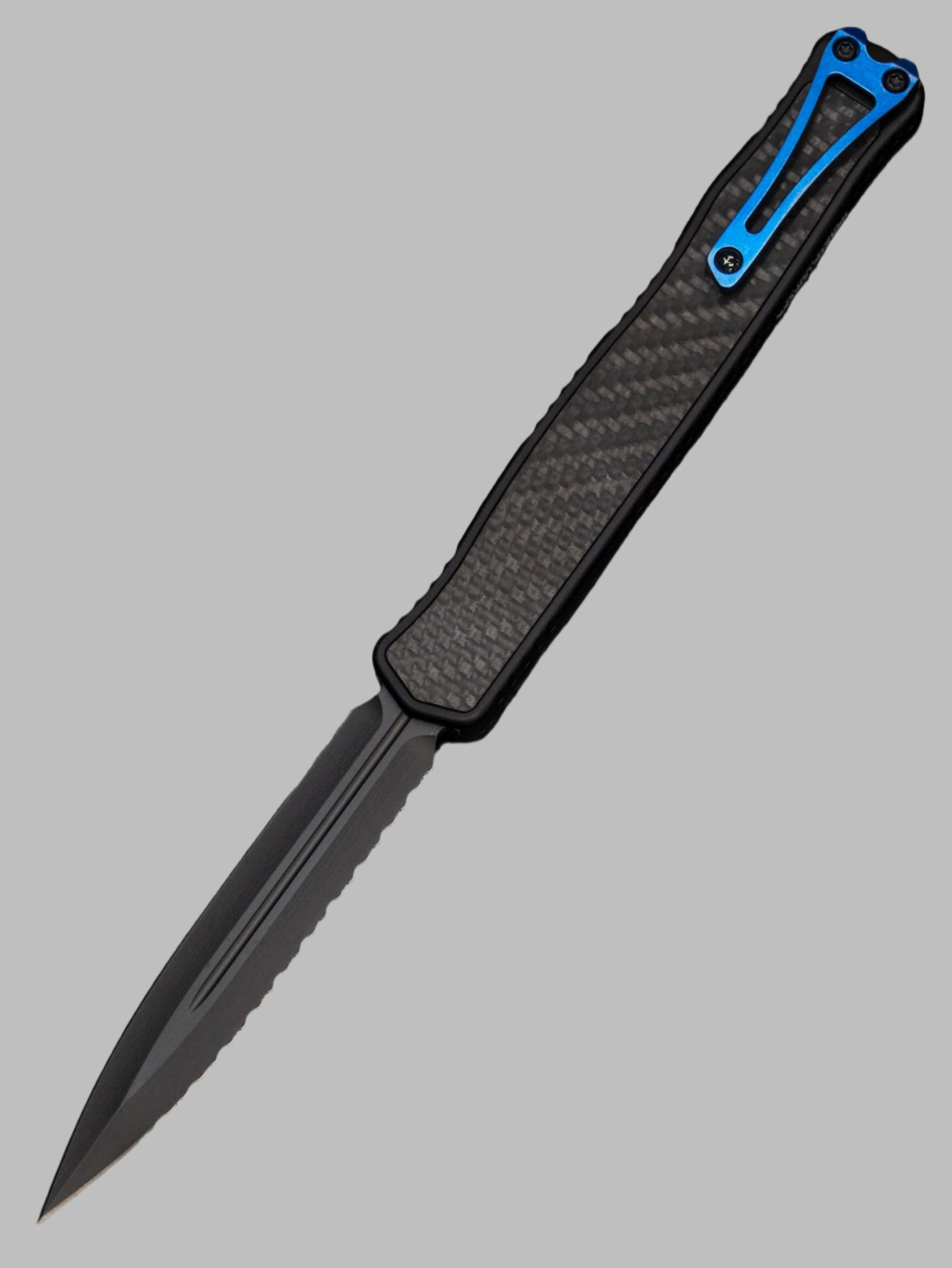 Heretic Knives Cleric II - Black ANO Chassis w/ Carbon Fiber inlay, Carbon Fiber Top Cover, DLC Double Edge FULL SERRATED Magnacut blade, Blue Ti Button and Blue Ti Clip H020-6C-CF/BLU *