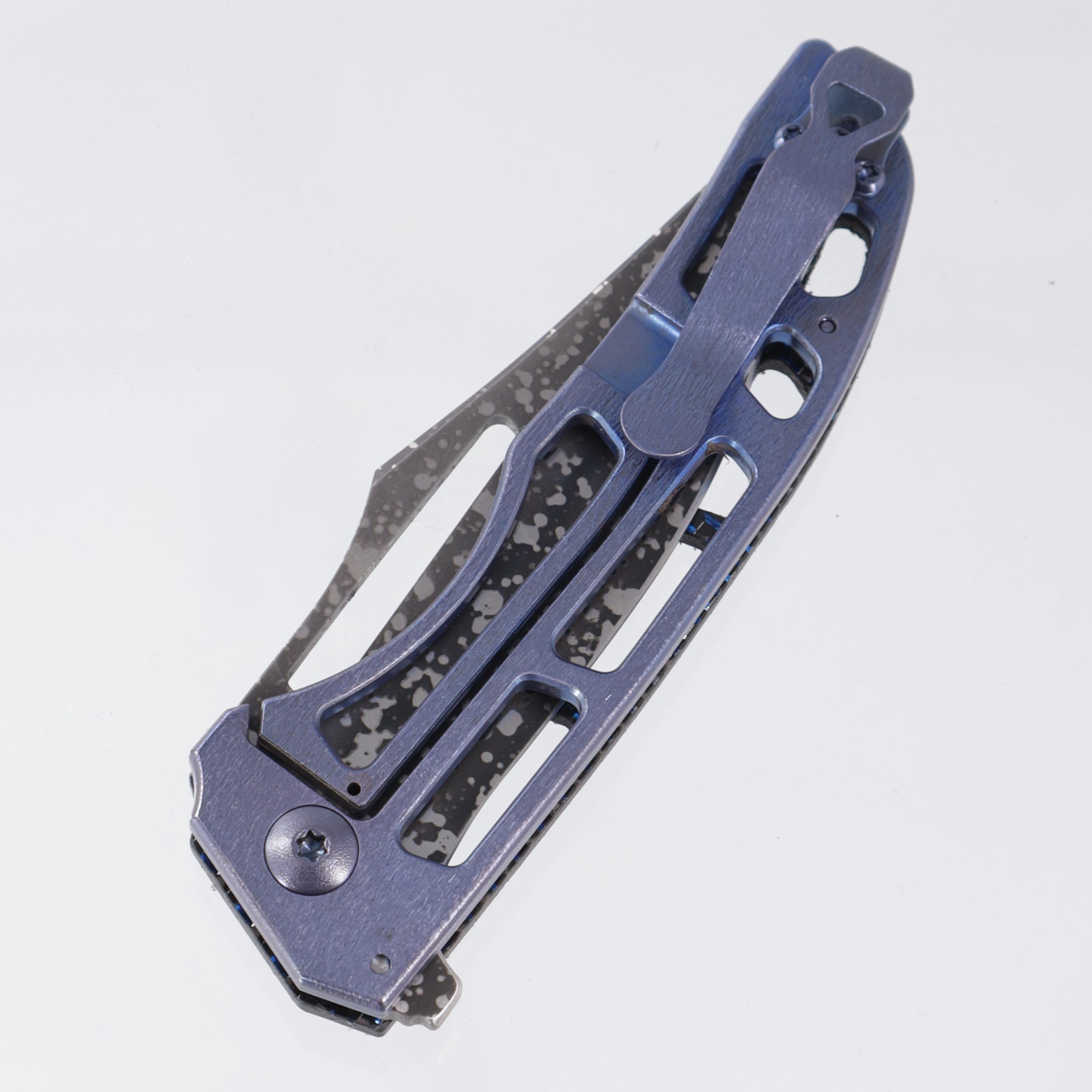 John Gray Slitter V2 Harpoon Bowie - Blue & Silver Twill Carbon / Barked Blue Titanium - Dark Rain Magnacut