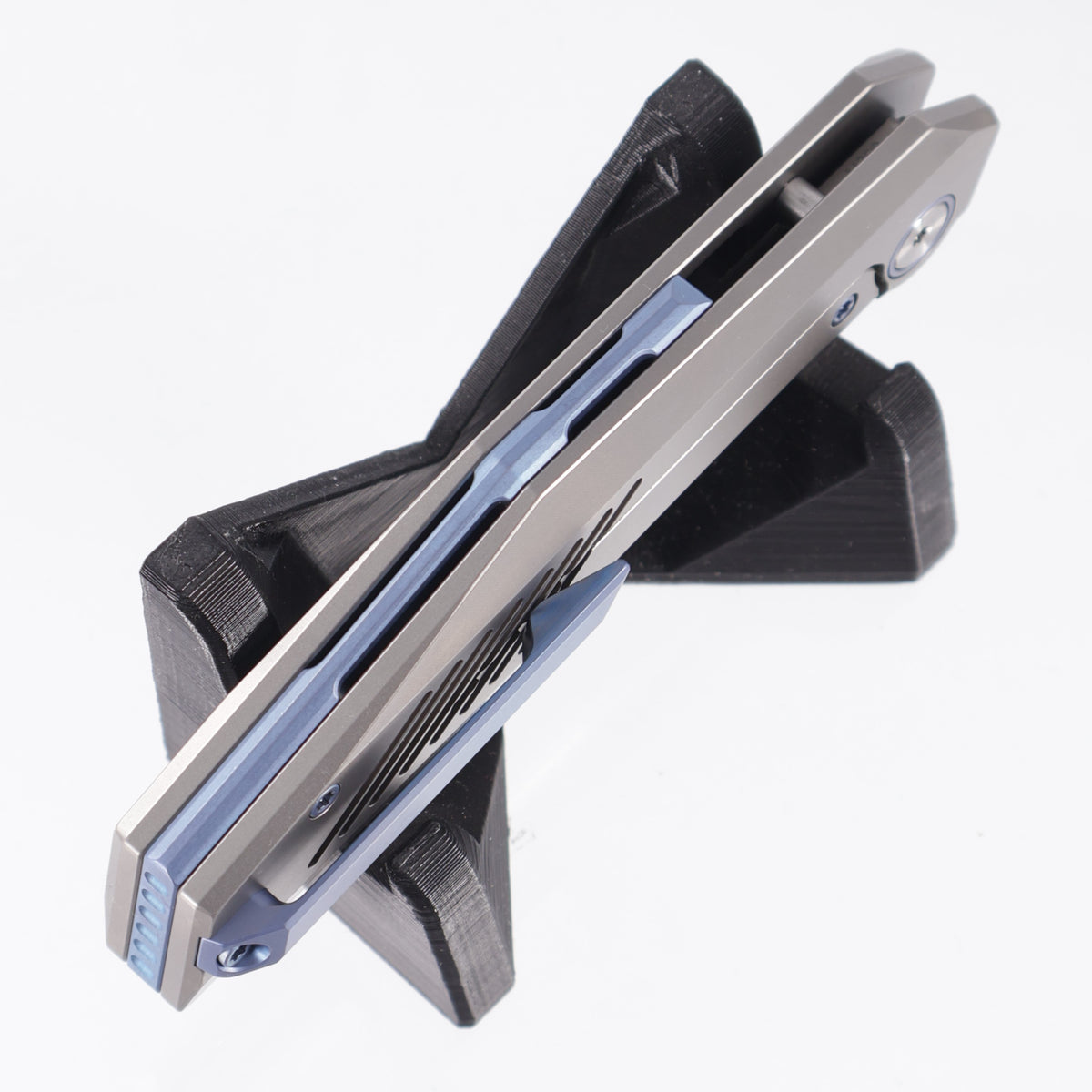 Ketuo Overclock - Beadblast Titanium w/ Blue Ti Accents - Pearlescent M390 - /P