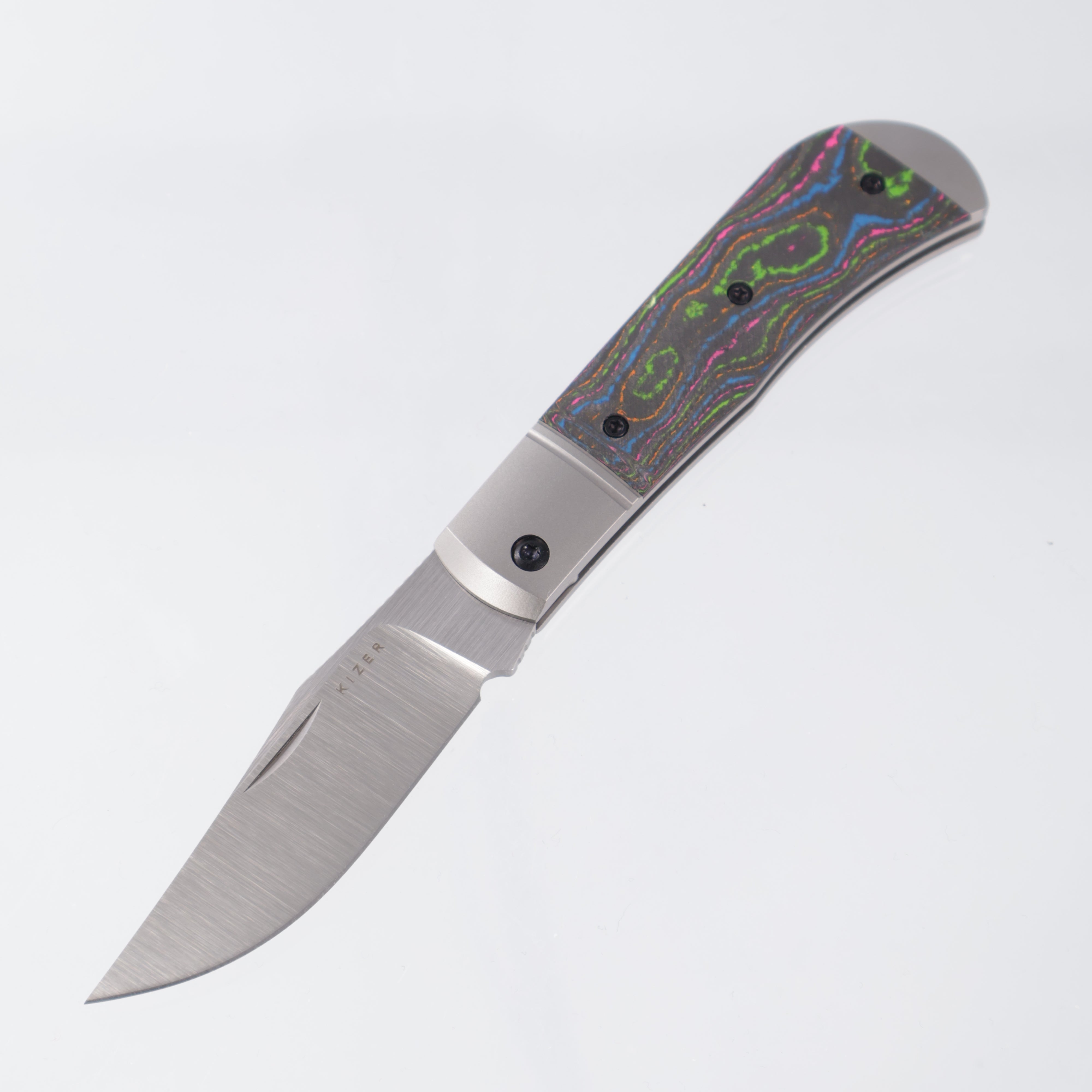 Kizer Trestle - 80s Camo Carbon & Titanium - Satin M390 - Ki3761A2