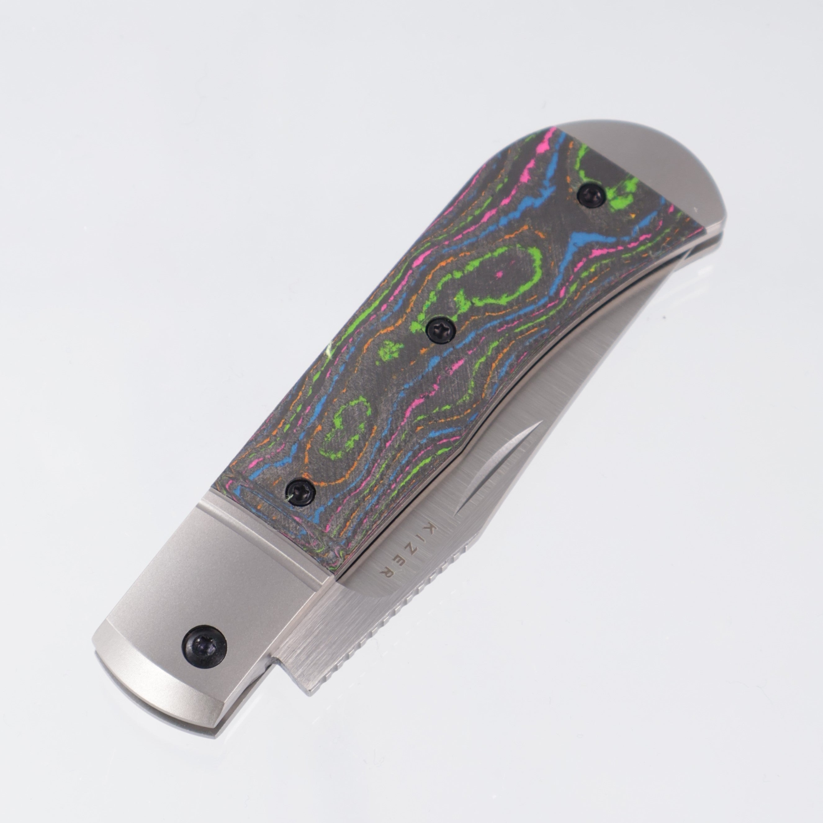 Kizer Trestle - 80s Camo Carbon & Titanium - Satin M390 - Ki3761A2