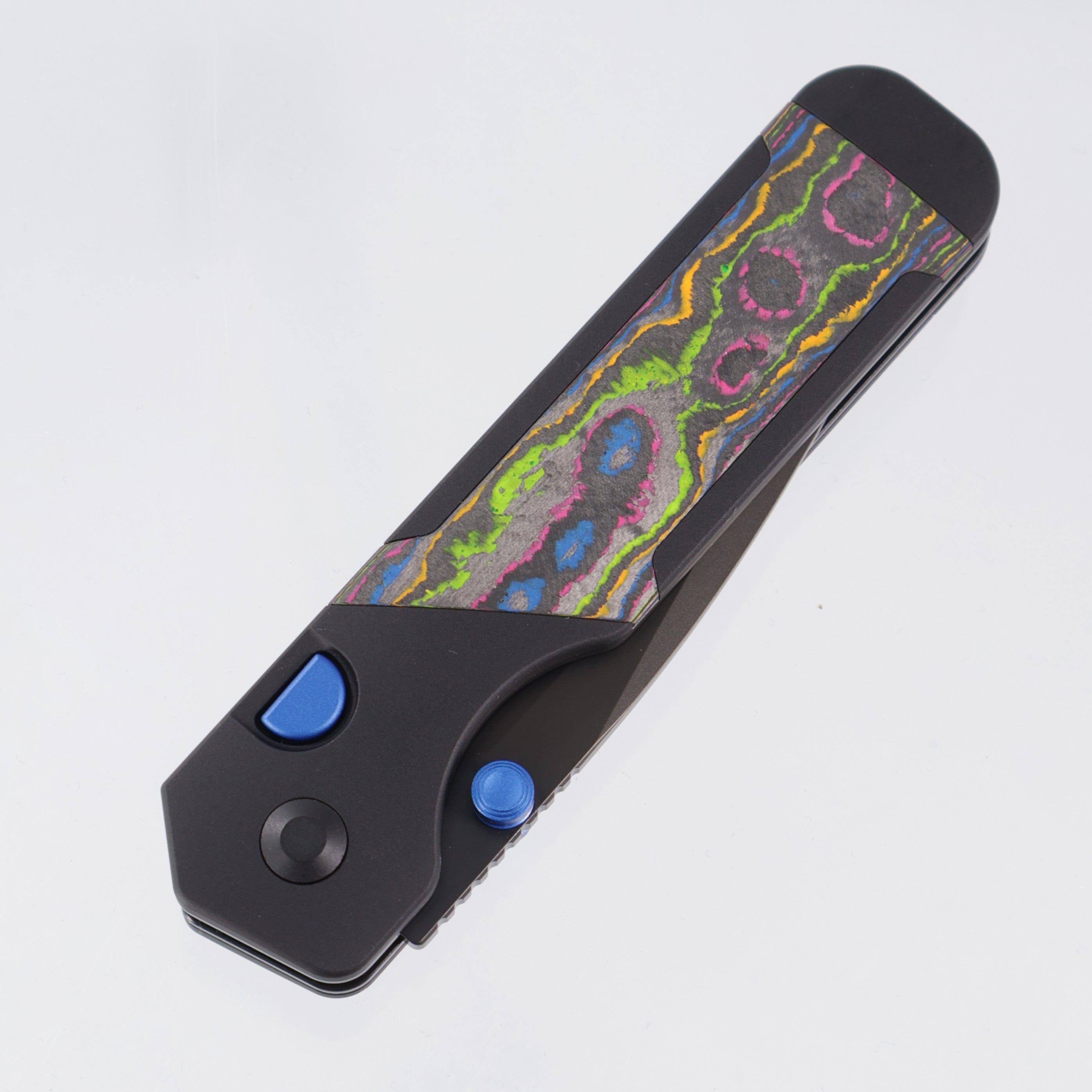 Kizer Militaw 315 KwikSwap Button Liner Lock - Black Aluminum w/ 80s Camo Carbon Inlays & Blue Accents - Matte DLC Ultra M390 - Ki3634.31BDE1 - BROP Exclusive