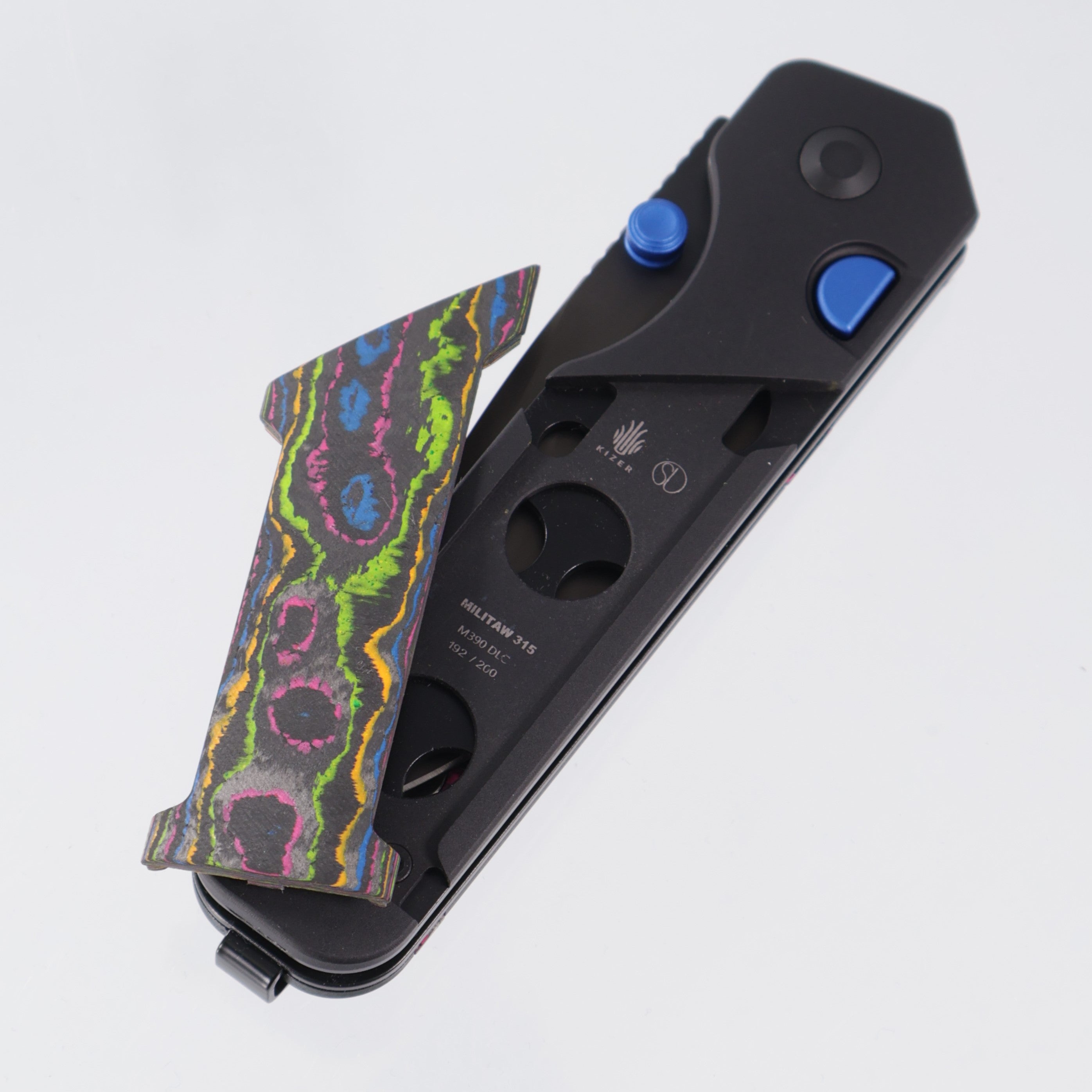Kizer Militaw 315 KwikSwap Button Liner Lock - Black Aluminum w/ 80s Camo Carbon Inlays & Blue Accents - Matte DLC Ultra M390 - Ki3634.31BDE1 - BROP Exclusive