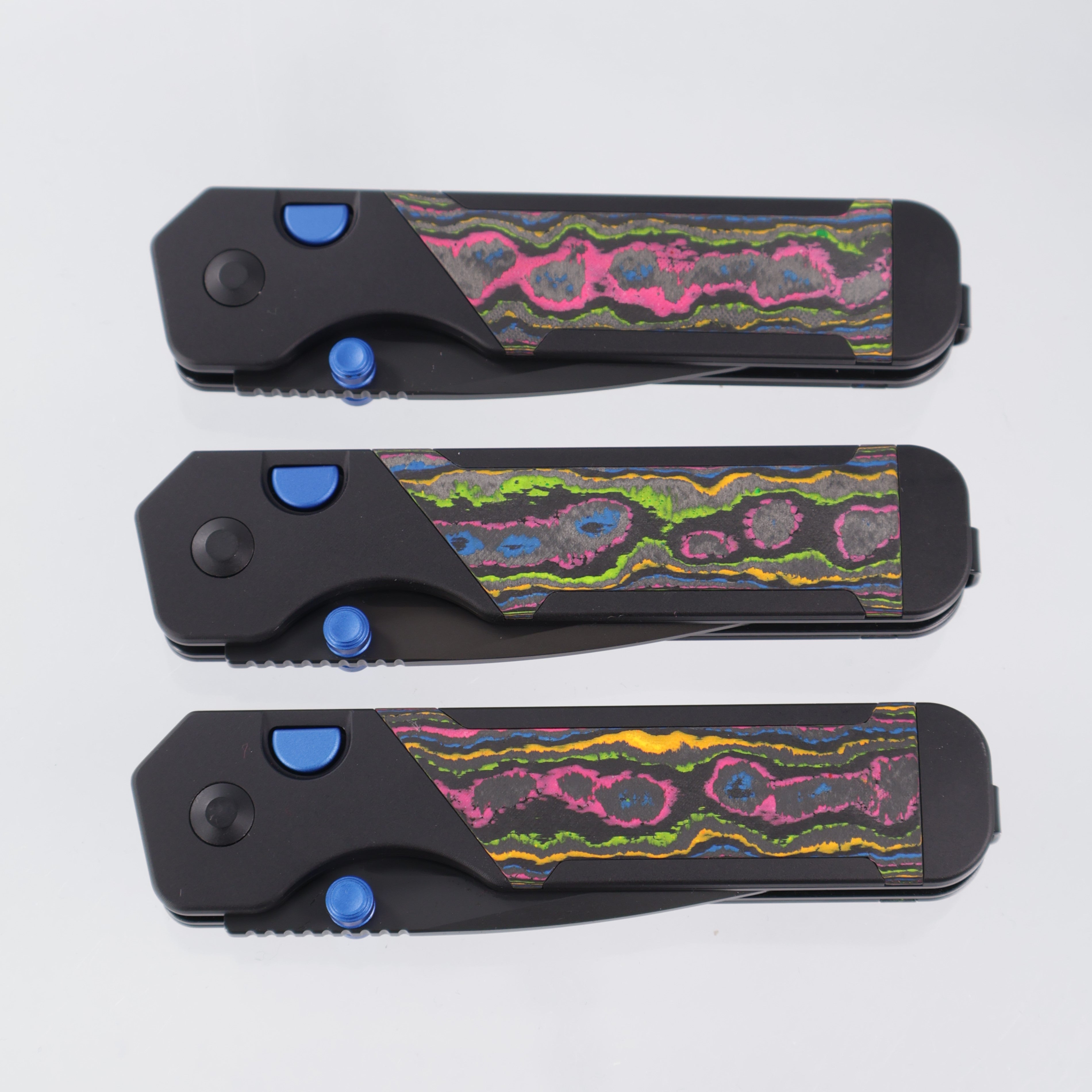 Kizer Militaw 315 KwikSwap Button Liner Lock - Black Aluminum w/ 80s Camo Carbon Inlays & Blue Accents - Matte DLC Ultra M390 - Ki3634.31BDE1 - BROP Exclusive