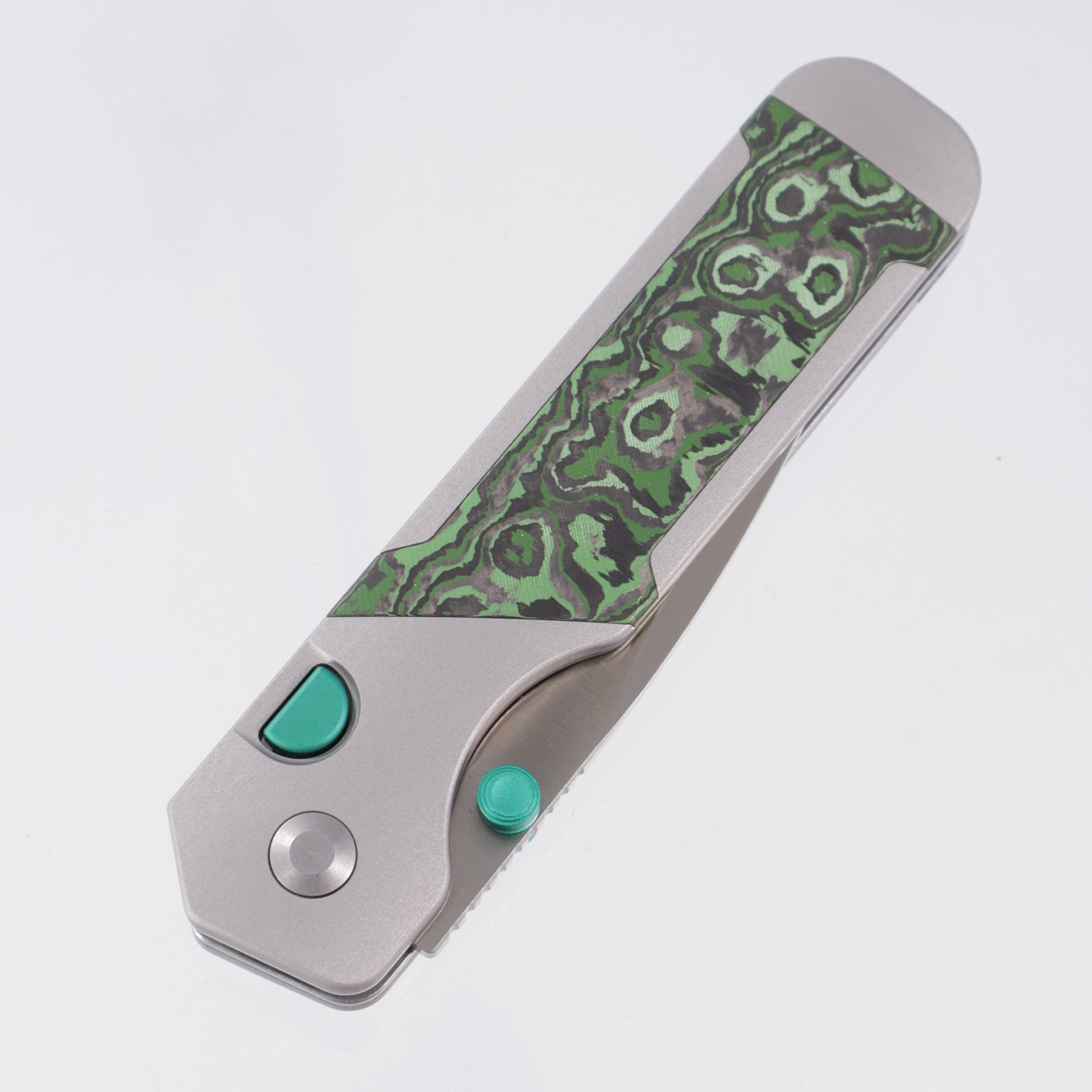 Kizer Militaw 315 KwikSwap Button Liner Lock - Gray Aluminum w/ Junglewear Fat Carbon Inlays & Green Accents - Satin M390 - Ki3634.31BDA2