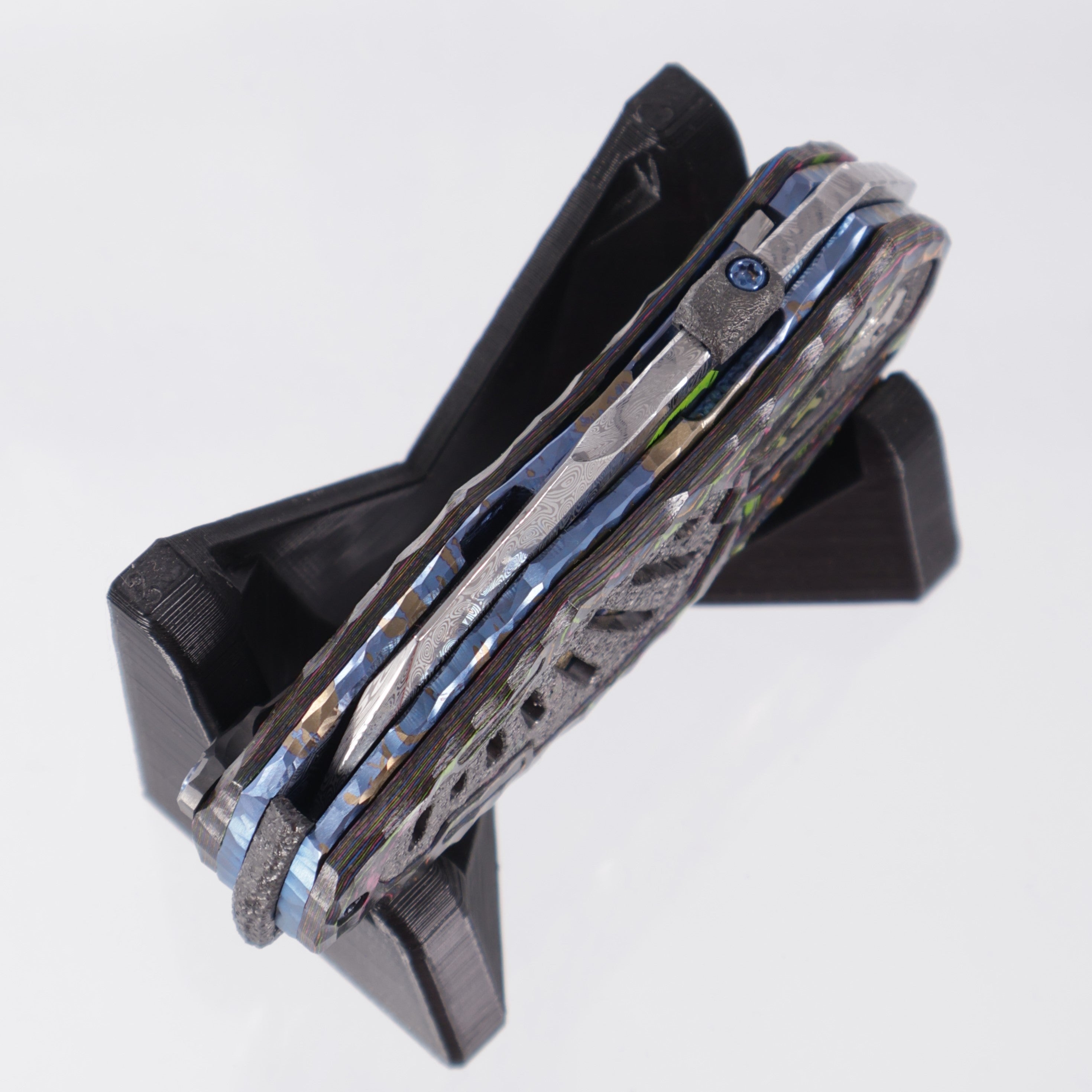 Manuele Messori Tank Custom - Damasteel Bifrost - 80s Camo Carbon Scales - Zirconium / Black Lip Pearl Interframe - Anodized Titanium Internal Scales - BROP Exclusive