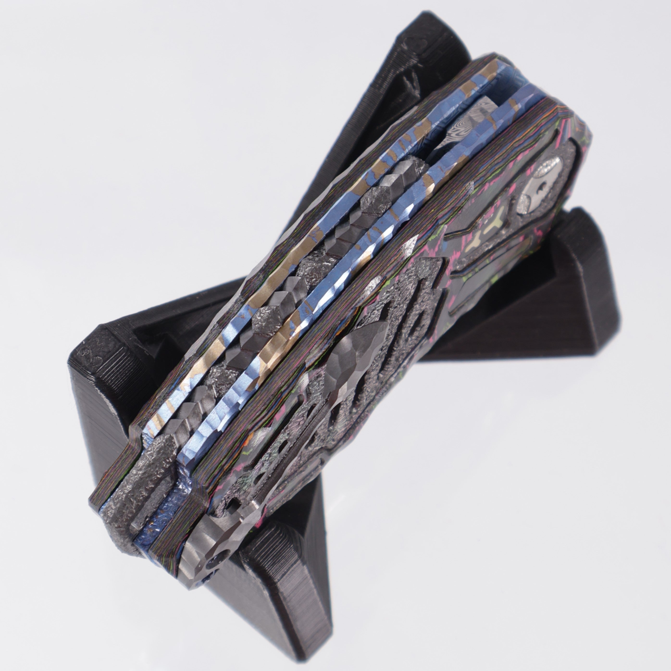 Manuele Messori Tank Custom - Damasteel Bifrost - 80s Camo Carbon Scales - Zirconium / Black Lip Pearl Interframe - Anodized Titanium Internal Scales - BROP Exclusive