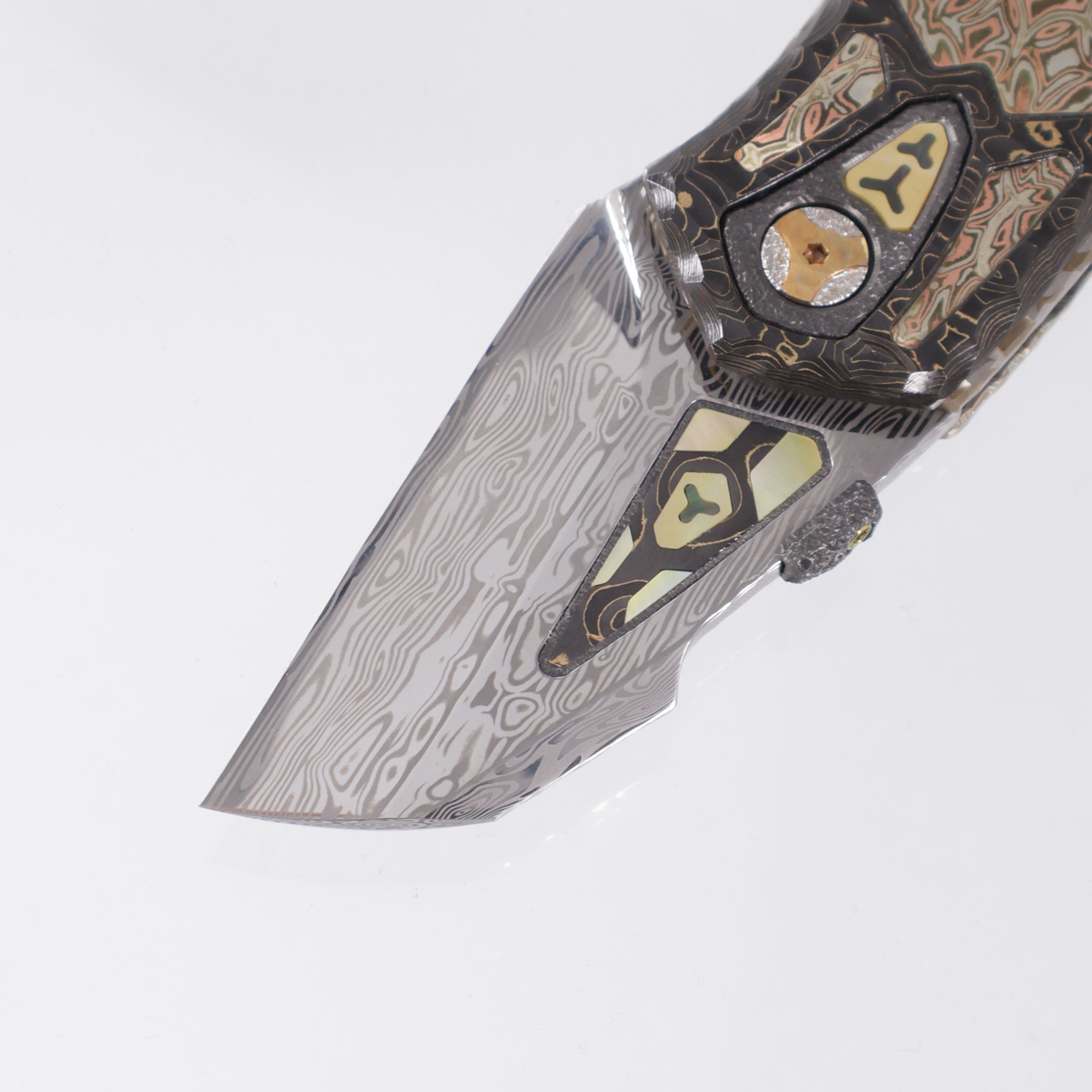 Manuele Messori Tank Custom - Damasteel Bifrost - Gold Camo Fat Carbon Scales - Mokume / Zirconium / Gold Pearl Interframe - Anodized Titanium Internal Scales