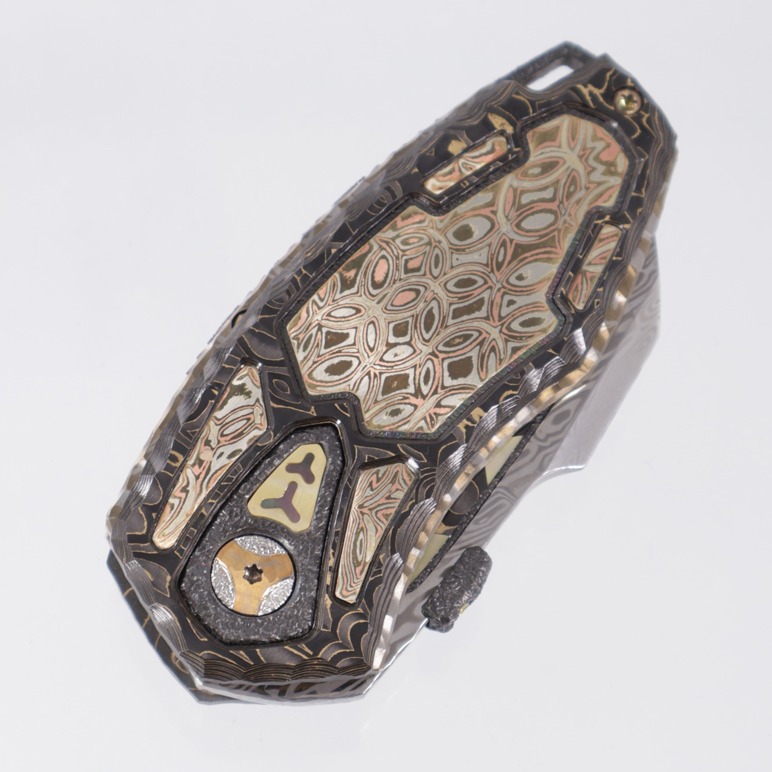 Manuele Messori Tank Custom - Damasteel Bifrost - Gold Camo Fat Carbon Scales - Mokume / Zirconium / Gold Pearl Interframe - Anodized Titanium Internal Scales