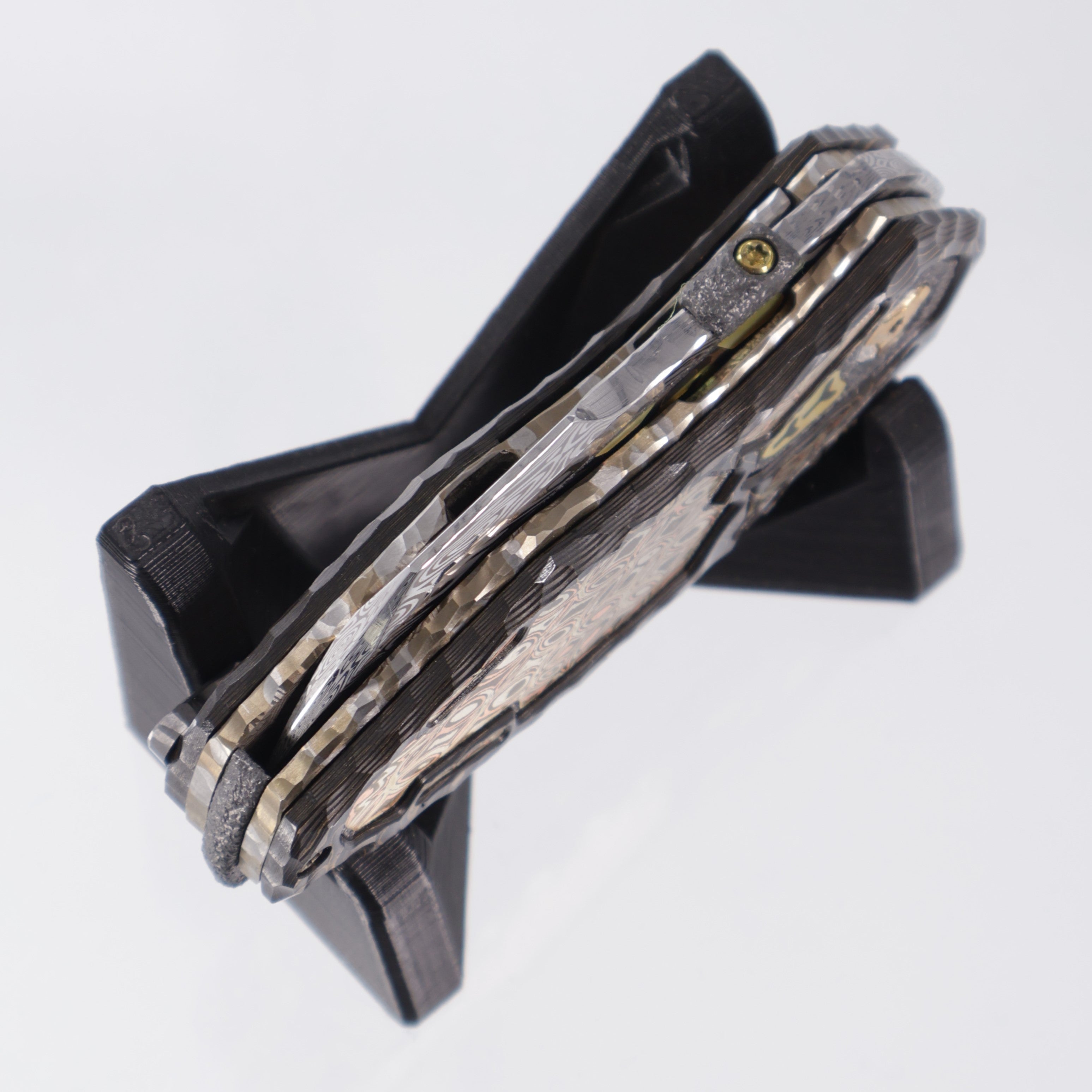 Manuele Messori Tank Custom - Damasteel Bifrost - Gold Camo Fat Carbon Scales - Mokume / Zirconium / Gold Pearl Interframe - Anodized Titanium Internal Scales