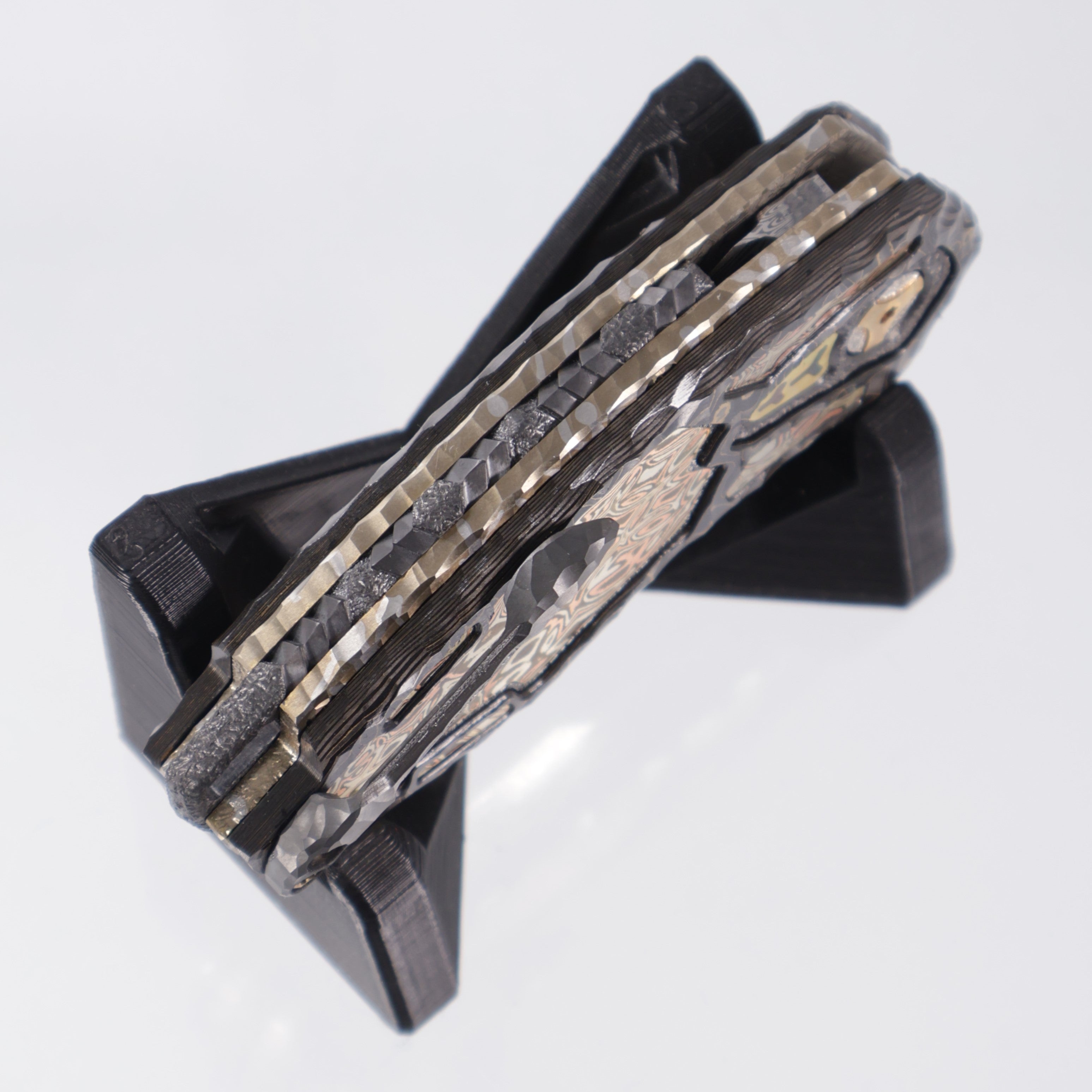 Manuele Messori Tank Custom - Damasteel Bifrost - Gold Camo Fat Carbon Scales - Mokume / Zirconium / Gold Pearl Interframe - Anodized Titanium Internal Scales