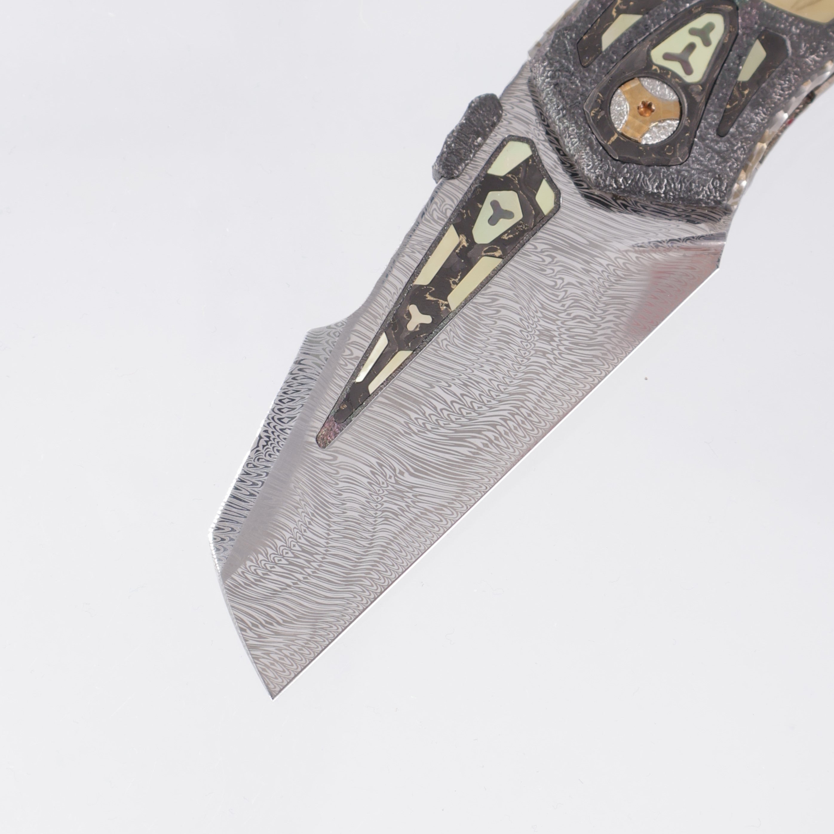 Manuele Messori Hybris Dragon Custom - Damasteel Grabak - Zirconium Scales - Gold Pearl Inlay Engraved by Luca Roccaforte - Zirconium / Gold Pearl Interframe - Anodized Titanium Internal Scales