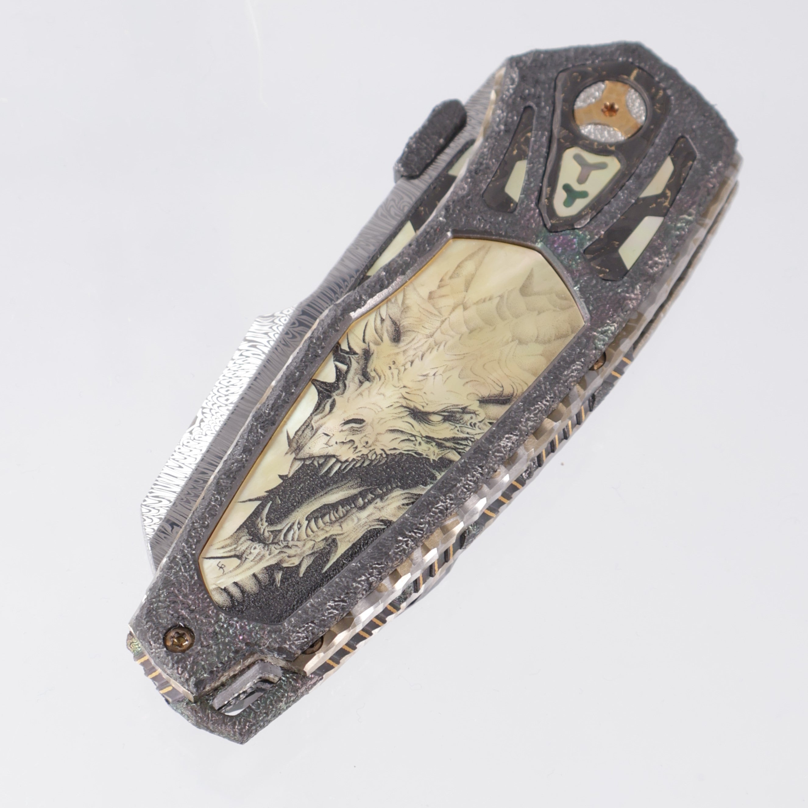 Manuele Messori Hybris Dragon Custom - Damasteel Grabak - Zirconium Scales - Gold Pearl Inlay Engraved by Luca Roccaforte - Zirconium / Gold Pearl Interframe - Anodized Titanium Internal Scales