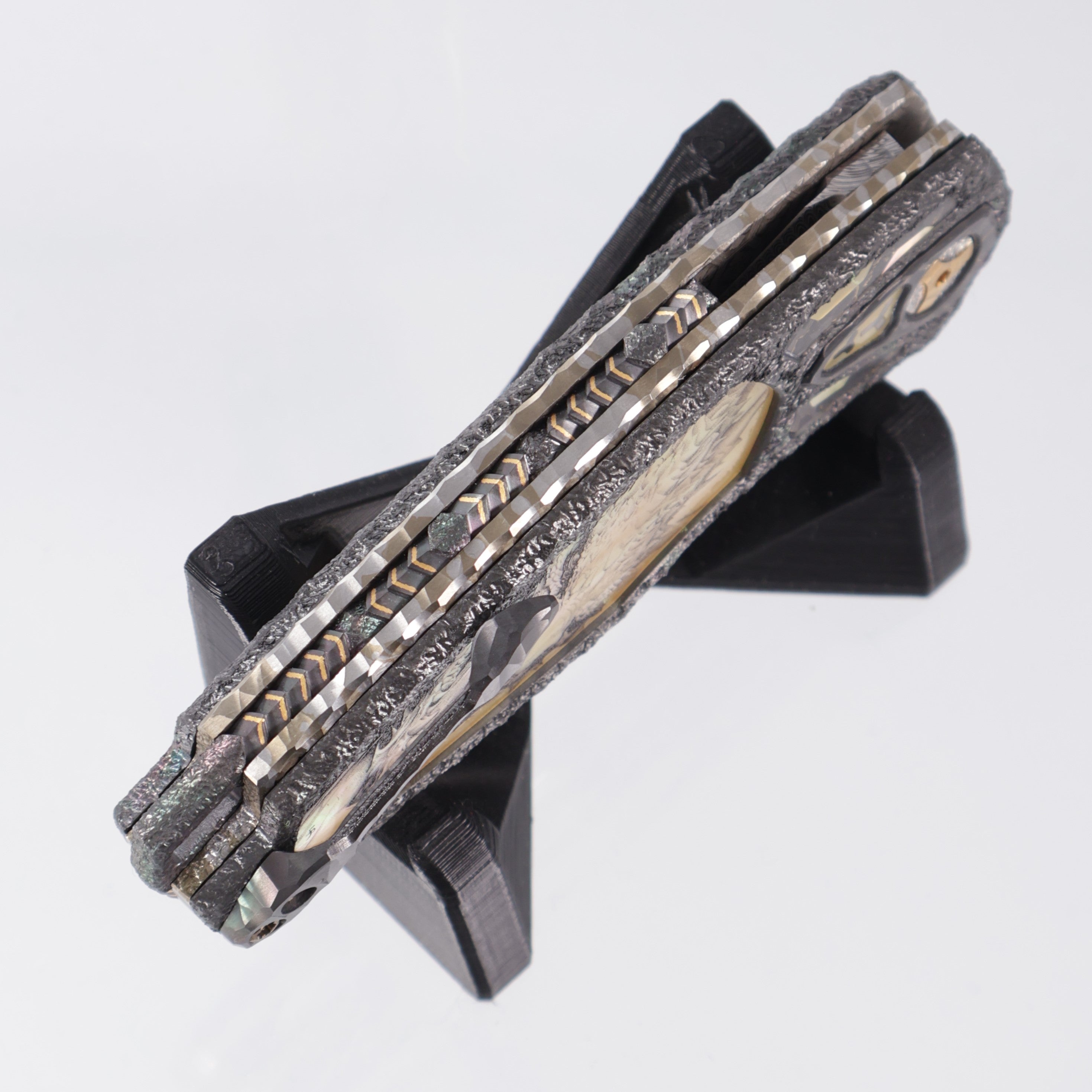 Manuele Messori Hybris Dragon Custom - Damasteel Grabak - Zirconium Scales - Gold Pearl Inlay Engraved by Luca Roccaforte - Zirconium / Gold Pearl Interframe - Anodized Titanium Internal Scales