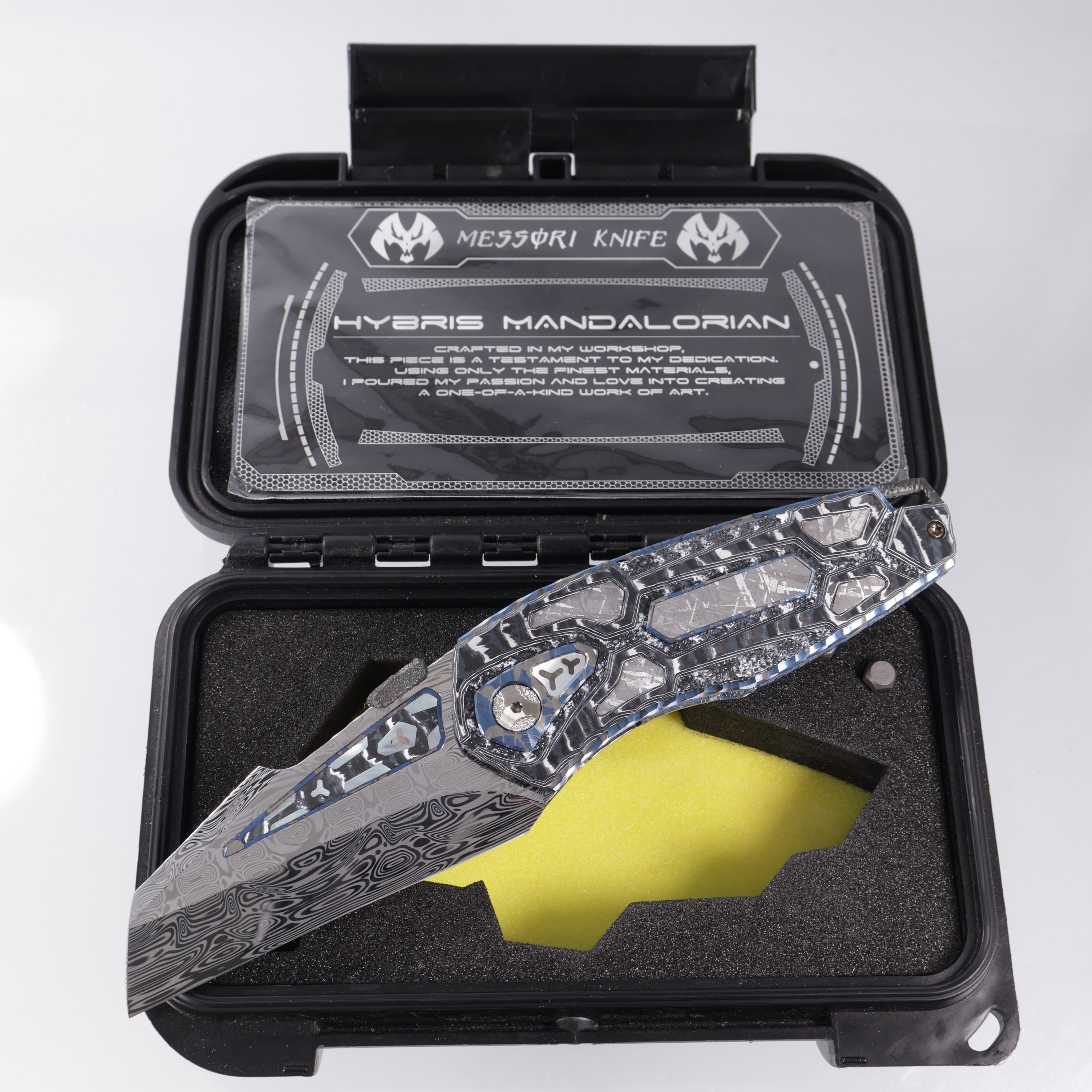 Manuele Messori Hybris Mandalorian Custom - Damasteel Draupner - White Storm Fat Carbon Scales - Gibeon Meteorite / Zirconium / White Pearl Interframe - Anodized Titanium Internal Scales