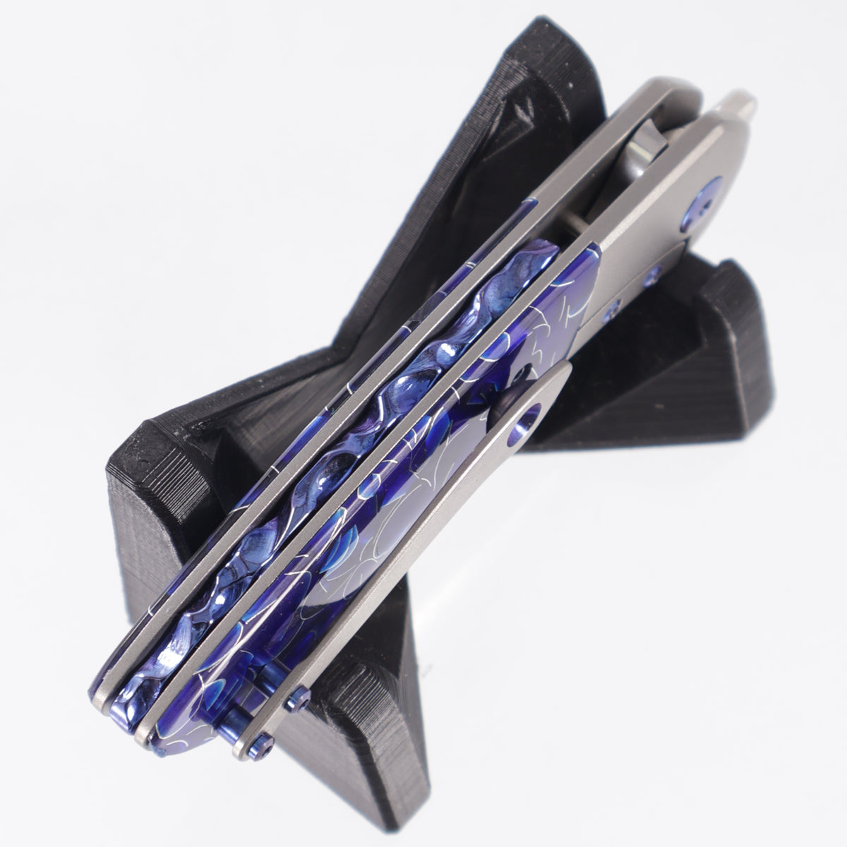 Olamic Custom Whipper Snapper Bolster Lock Wharnfoot - Zirblast Titanium w/ Blue Raffir Sparkle & Blue Hardware - Satin Mike Irie Compound Grind 20CV