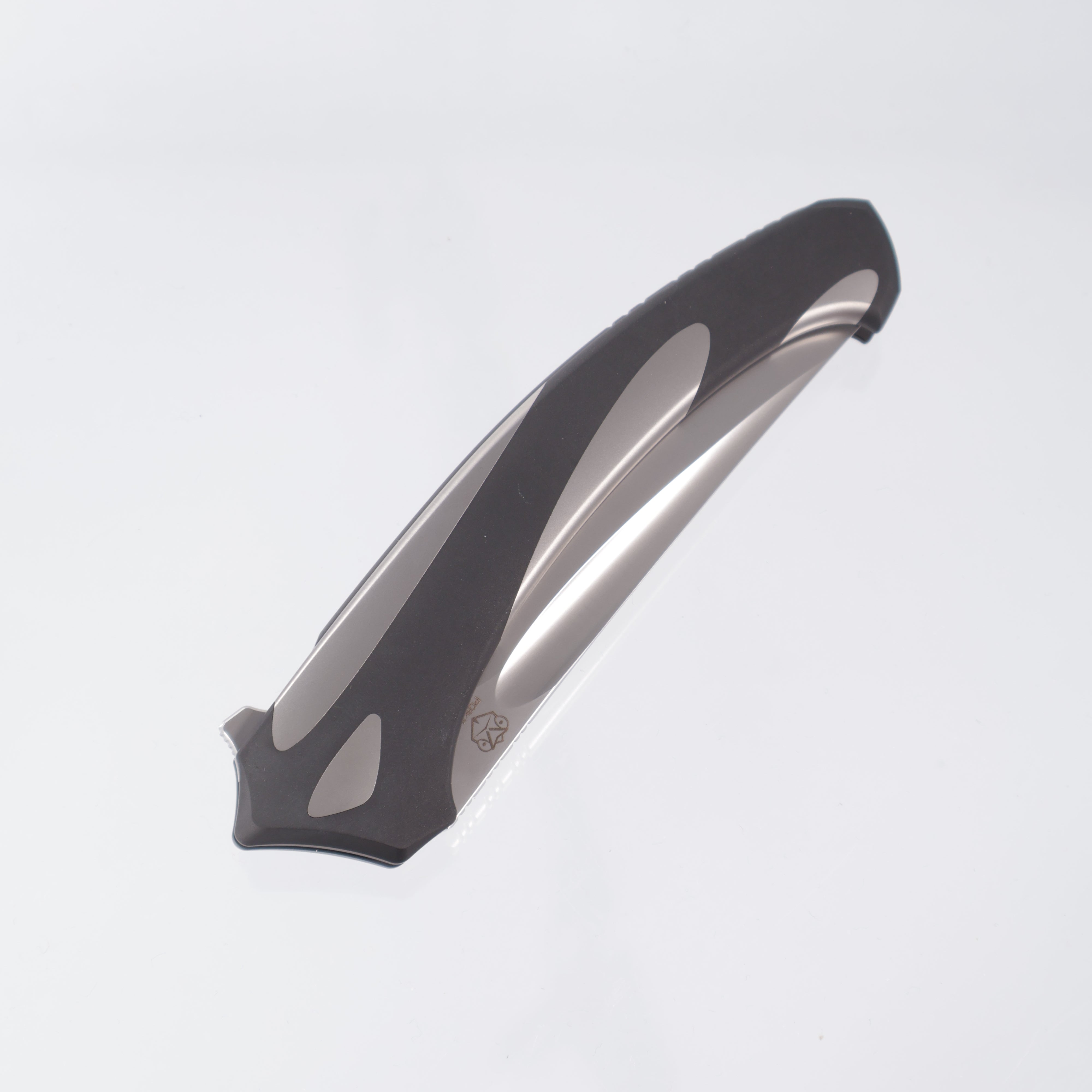 Poikilo Orca - Pearlescent Stonewash M398 - Ti & Blackened Ti Coated Handle - S