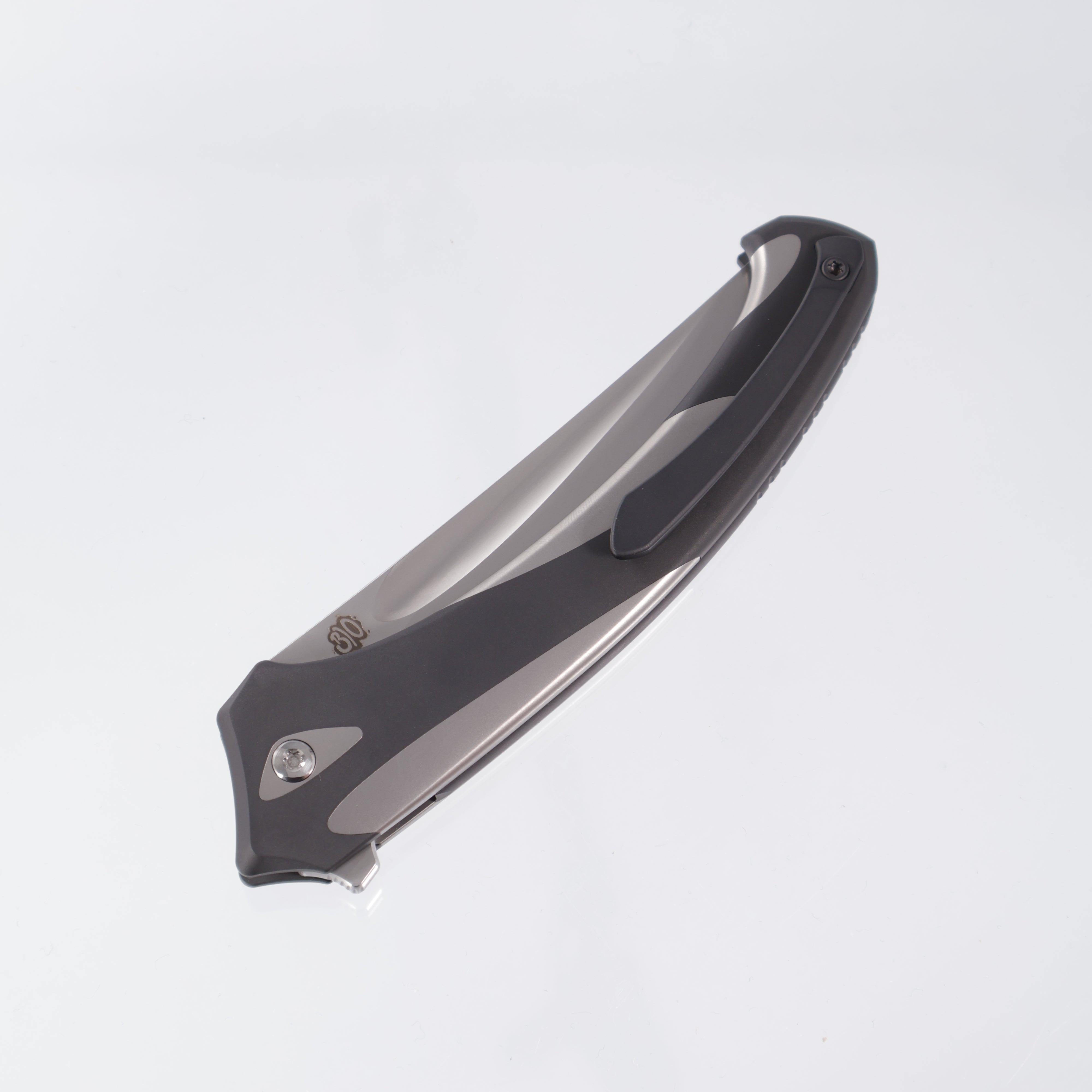 Poikilo Orca - Pearlescent Stonewash M398 - Ti & Blackened Ti Coated Handle - S