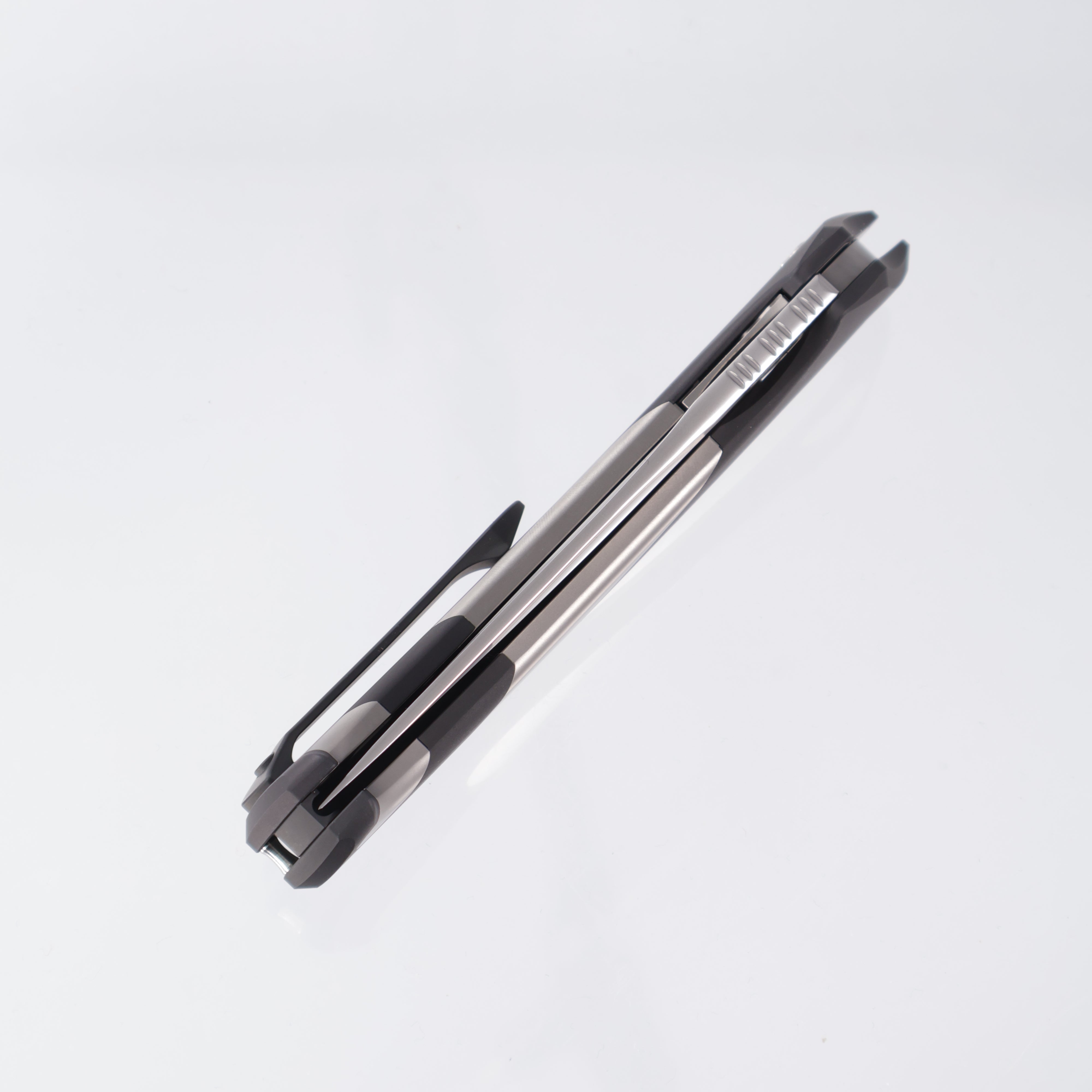 Poikilo Orca - Pearlescent Stonewash M398 - Ti & Blackened Ti Coated Handle - S