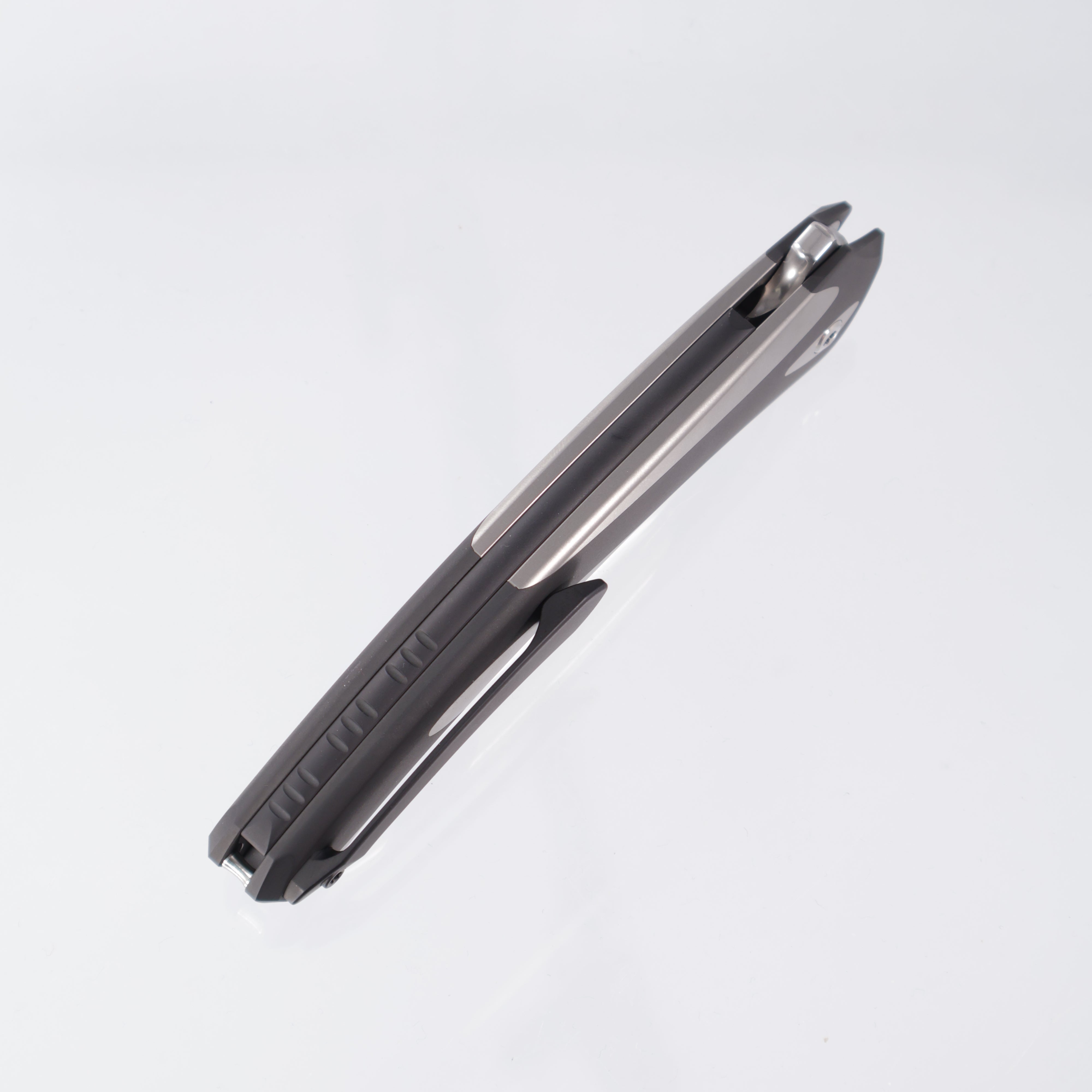 Poikilo Orca - Pearlescent Stonewash M398 - Ti & Blackened Ti Coated Handle - S