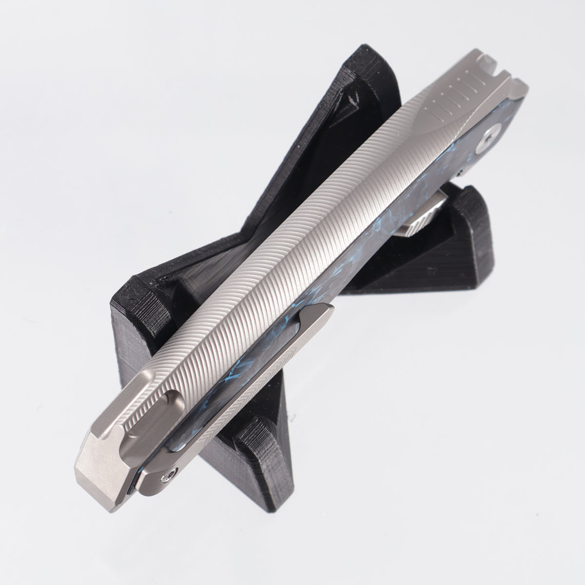 Remette RT-ONE Integral - Beadblast Titanium w/ Blue Shred Carbon Fiber Inlays - Pearlescent M390 - ONEA2