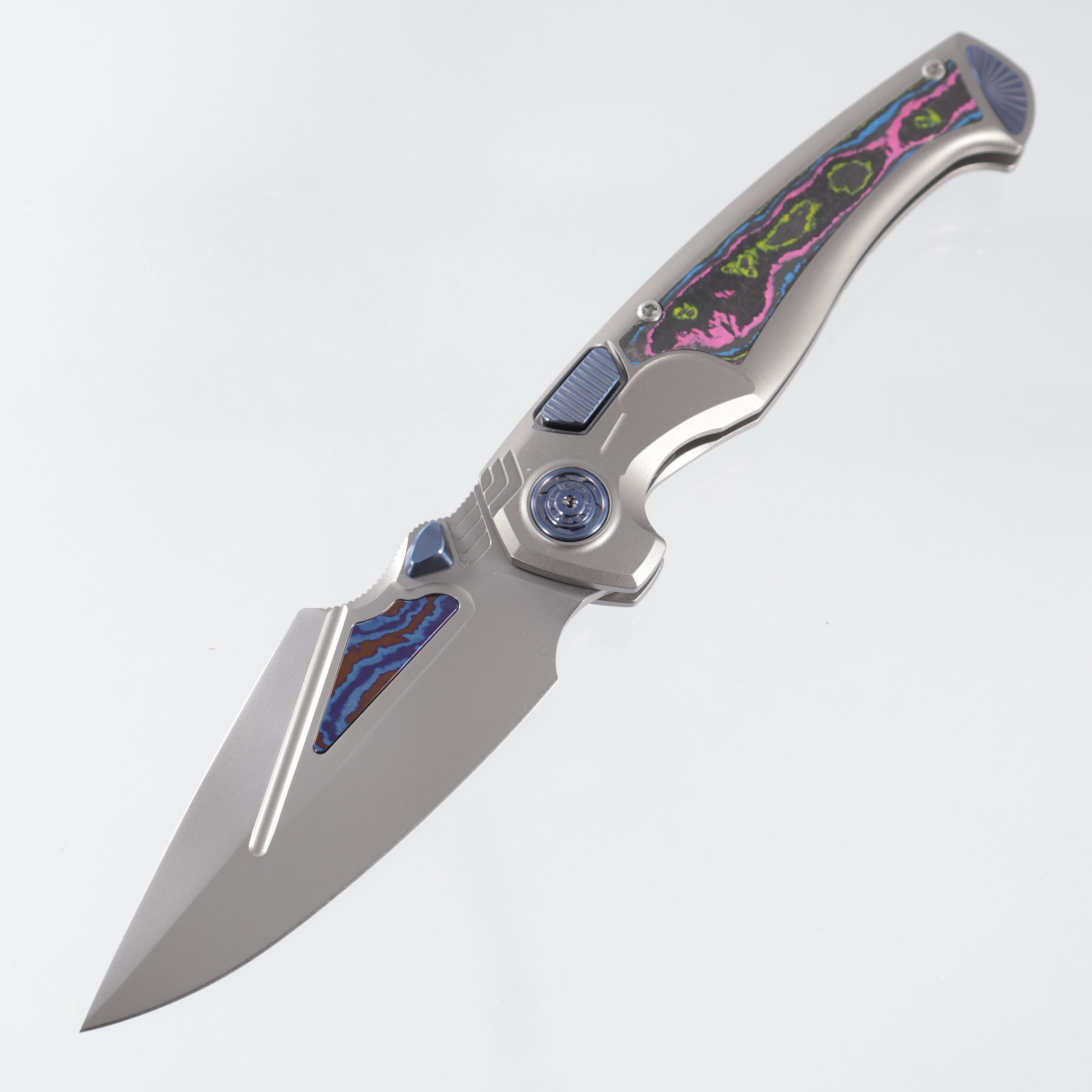 Remette Scepter - Pearlescent Titanium w/ Ultimate Warrior Camo Carbon Inlays & Blue Hardware - Pearlescent M390 w/ Timascus Inlays - SCPT-D