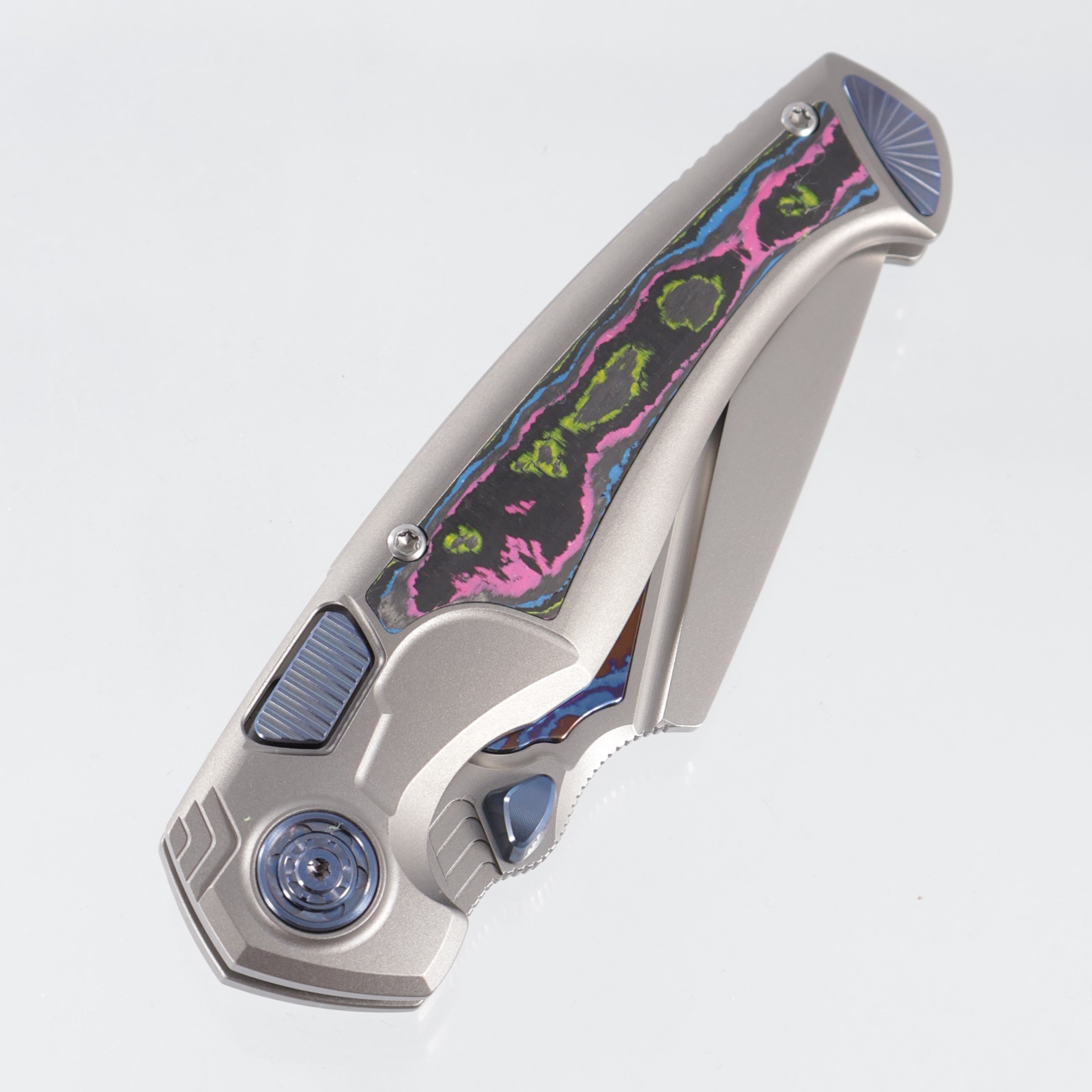 Remette Scepter - Pearlescent Titanium w/ Ultimate Warrior Camo Carbon Inlays & Blue Hardware - Pearlescent M390 w/ Timascus Inlays - SCPT-D