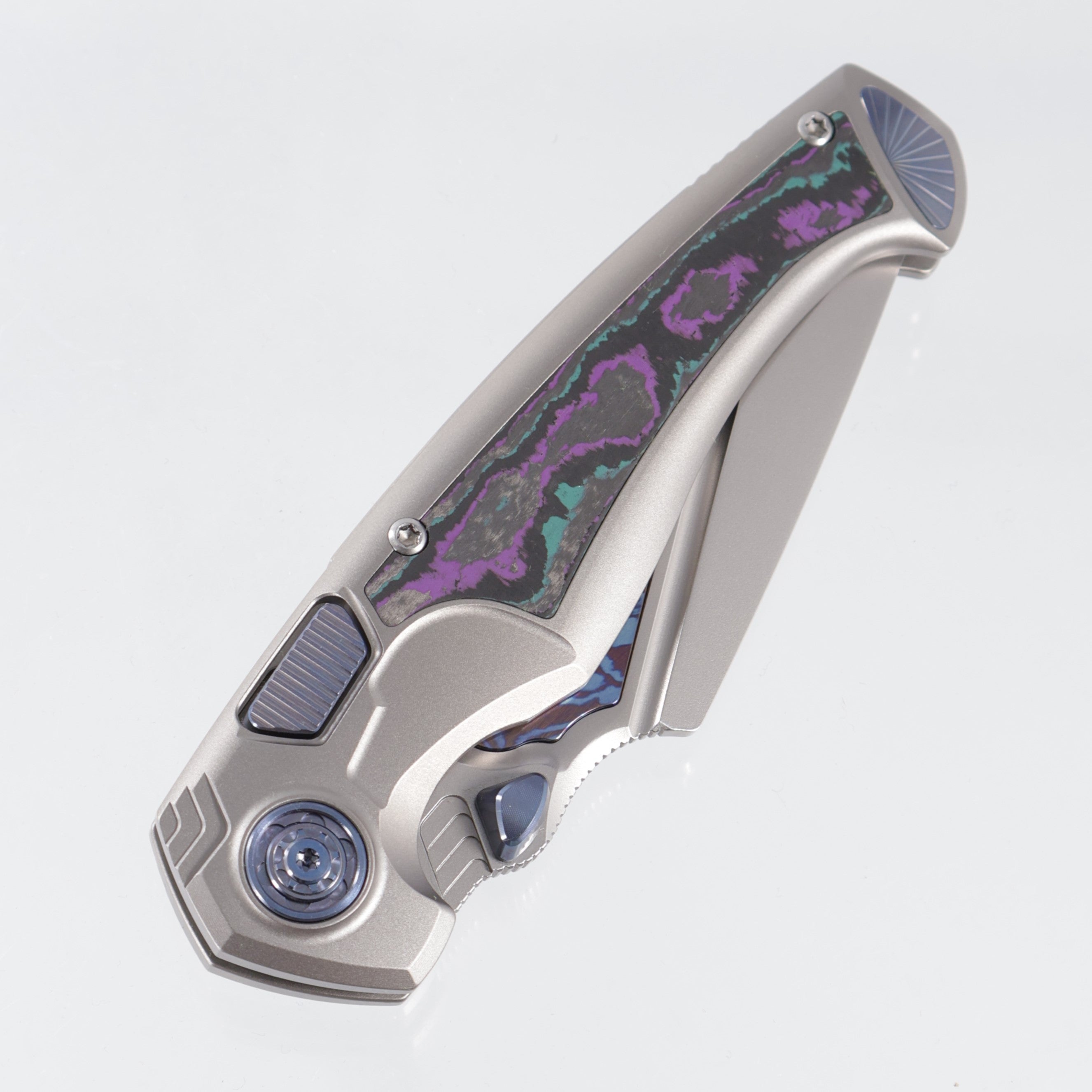 Remette Scepter - Pearlescent Titanium w/ Jazzy Camo Carbon Inlays & Blue Hardware - Pearlescent M390 w/ Timascus Inlays - SCPT-C