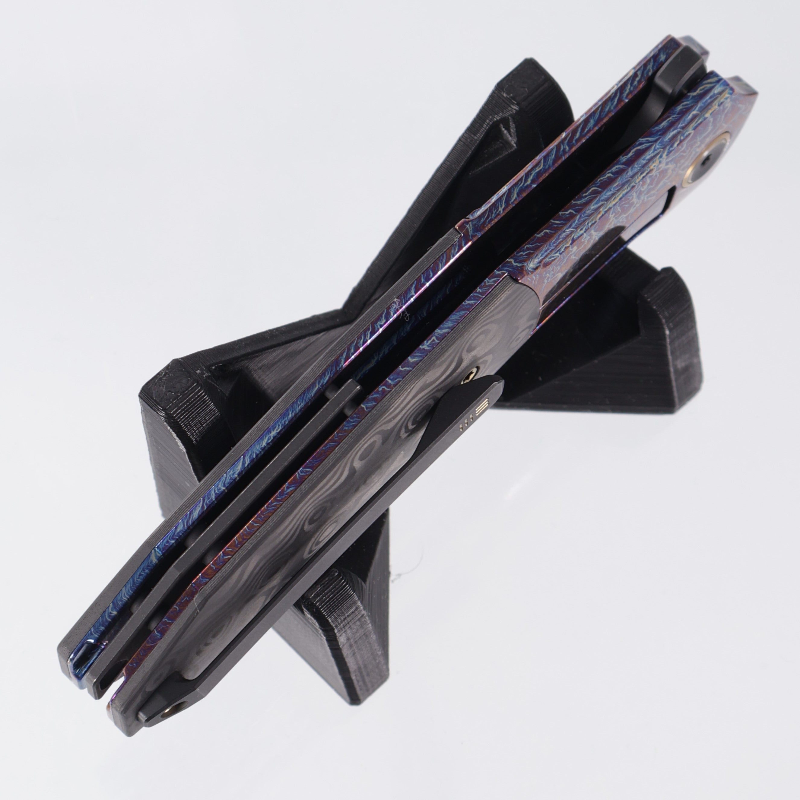 WE Knife Archeozoic - Lightning Titanium w/ Rose Carbon Fiber Inlays - Black Stonewash M390 - WE23091-3